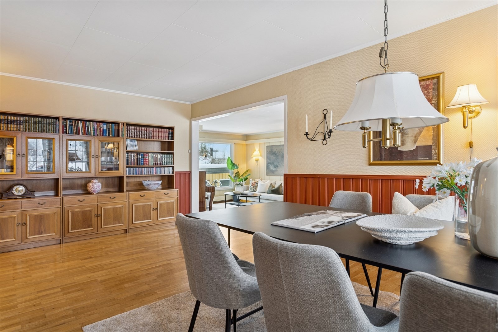 Den åpne planløsningen gir fleksibilitet til å innrede med flere møbelsoner, og store vindusflater sørger for rikelig lysinnslipp som skaper en lys og luftig atmosfære. Galleribilde