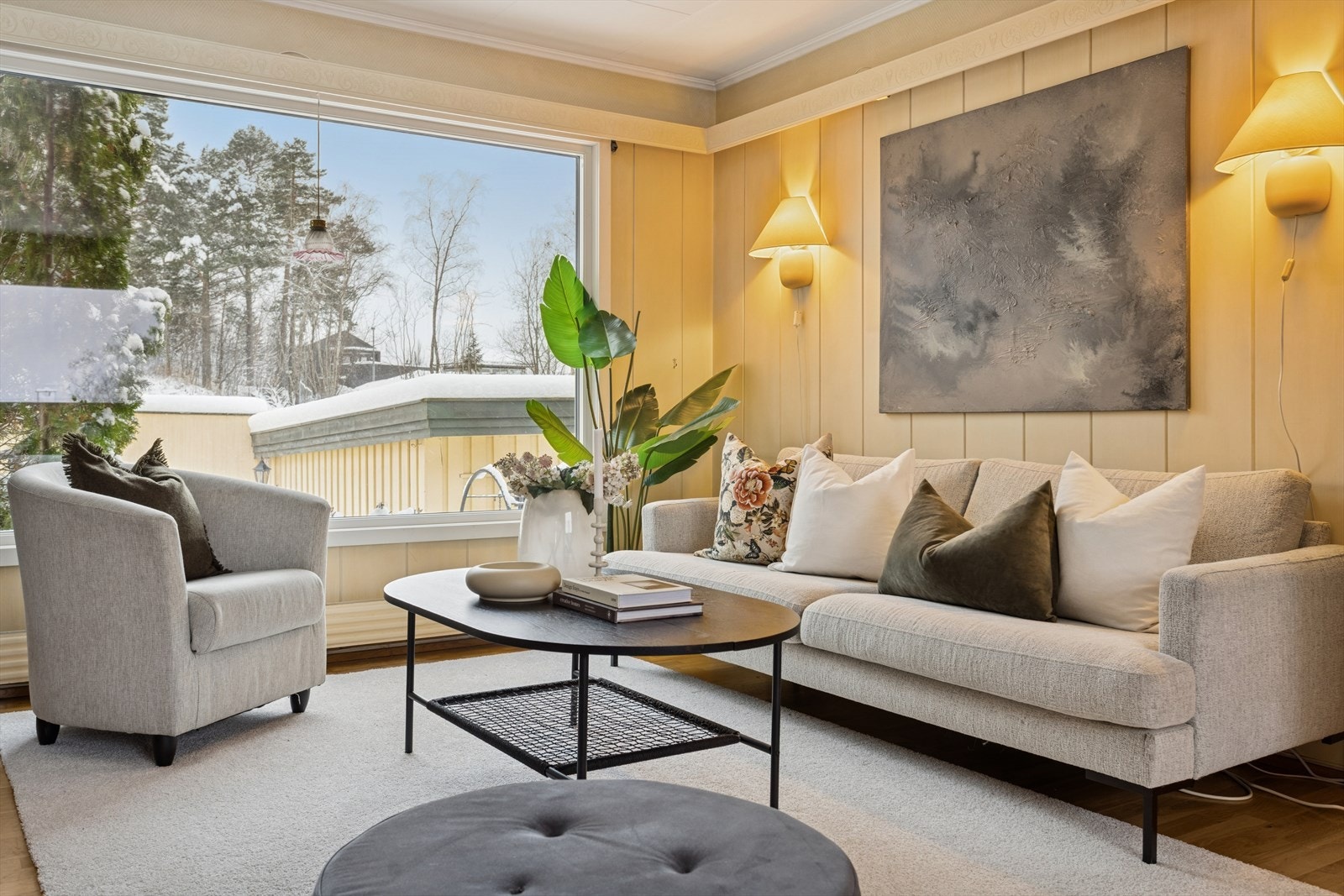 Stuen har god plass til en romslig sofagruppe, perfekt for avslapning og hyggelige stunder med familie og venner. Galleribilde