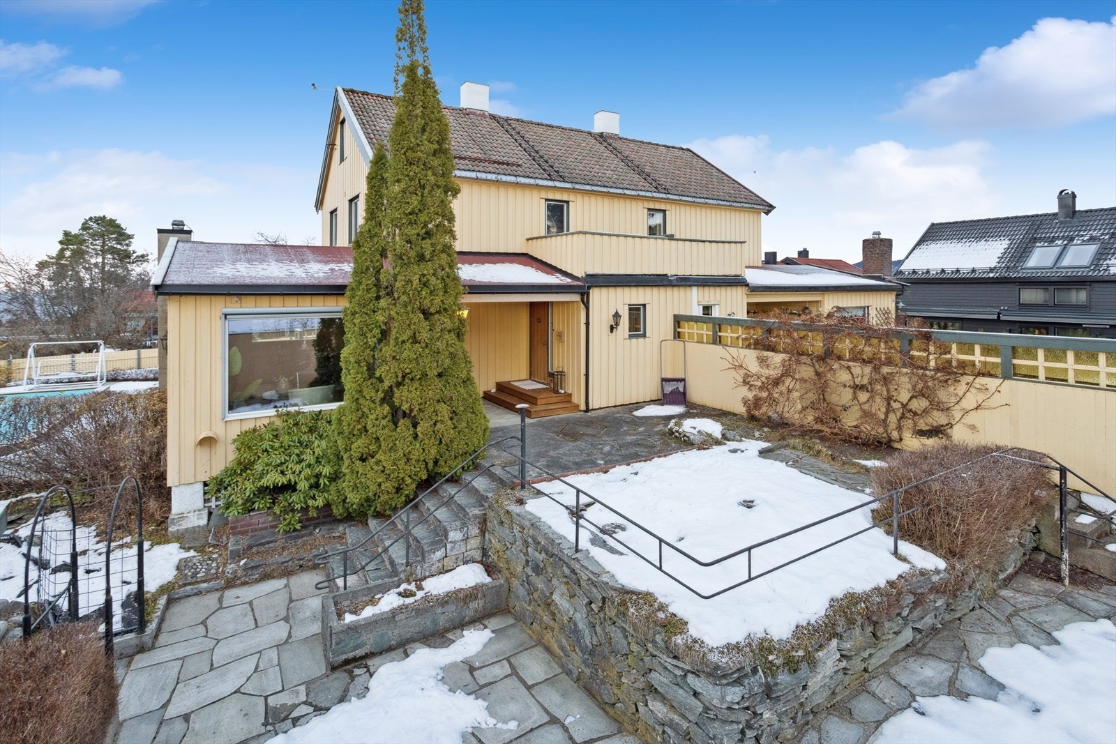 En innholdsrik vertikaldelt 1/2 part av tomannsbolig med svømmebasseng, garasje og carport, beliggende i et barnevennlig og sentralt område på Charlottenlund. Galleribilde