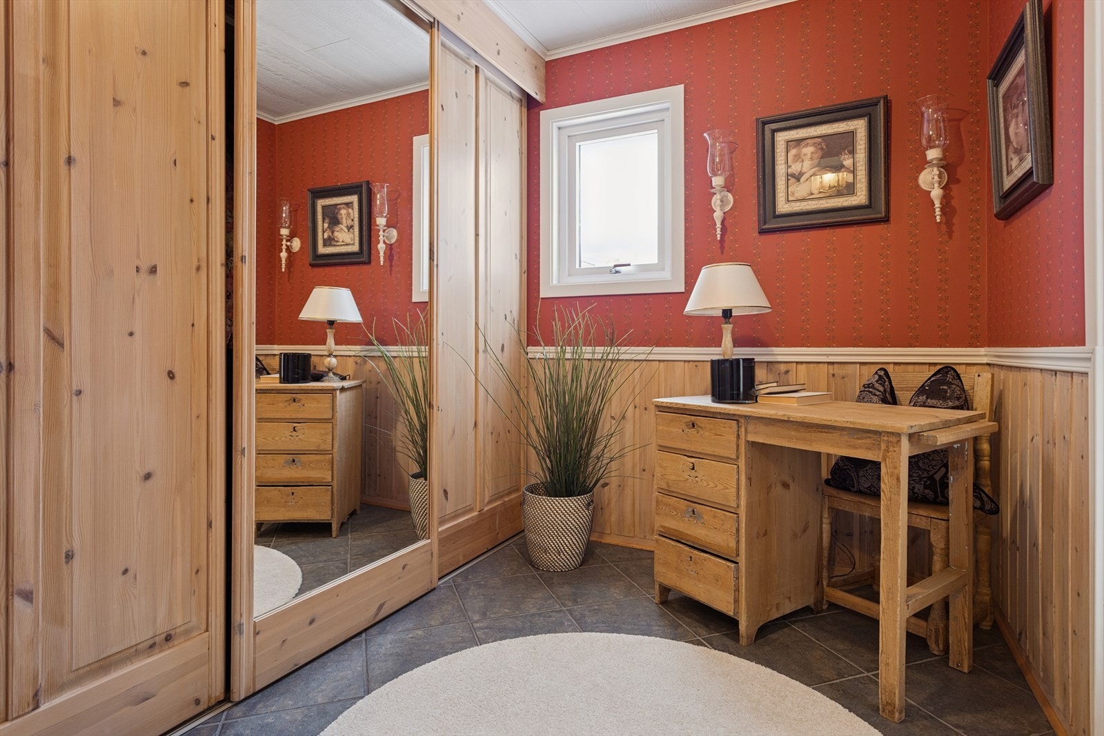 Du ønskes velkommen inn til en entré med god plass til oppheng av yttertøy og sko. Her finner du en praktisk skyvedørsgarderobe med speildør som gir rommet et større uttrykk. Galleribilde