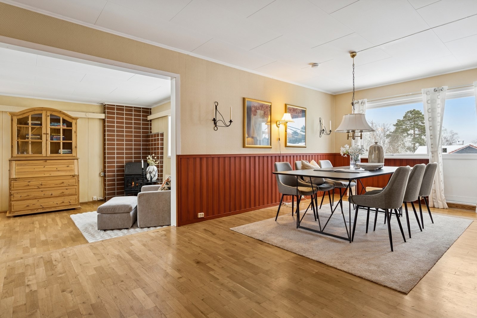 Spisestuen, som ble etablert i forbindelse med påbygget i 1970, byr på svært god plass og gir rom for et stort spisebord med tilhørende møblering. Galleribilde