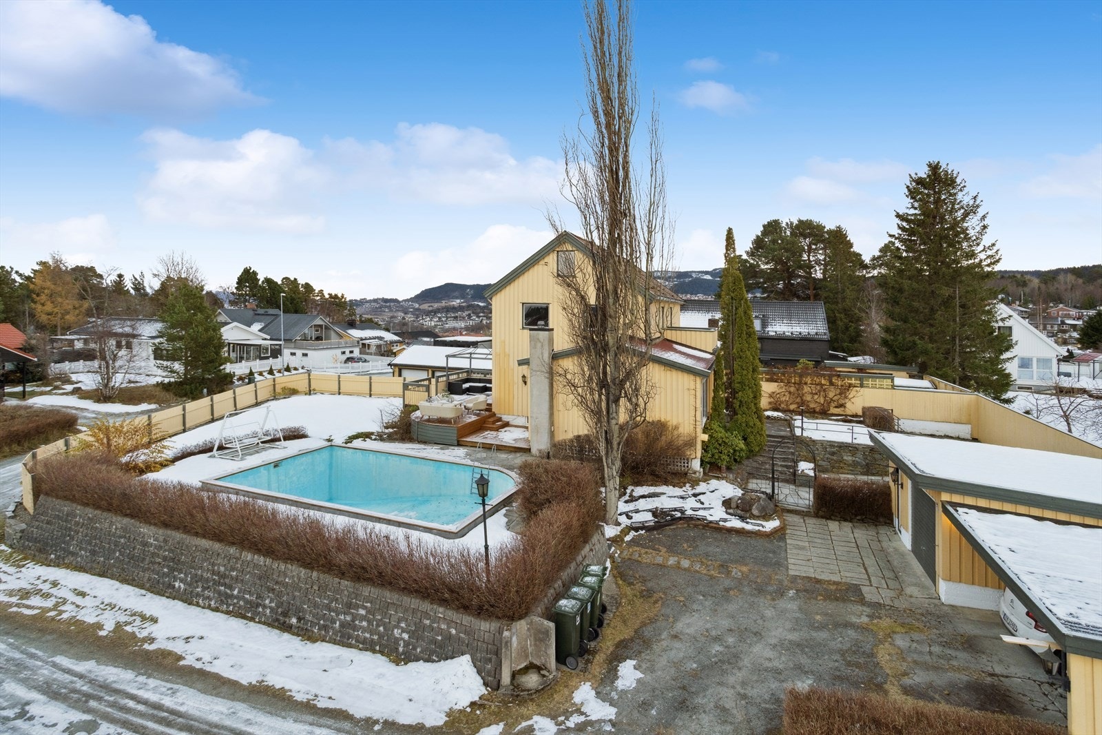 En innholdsrik vertikaldelt 1/2 part av tomannsbolig med svømmebasseng, garasje og carport, beliggende i et barnevennlig og sentralt område på Charlottenlund. Galleribilde