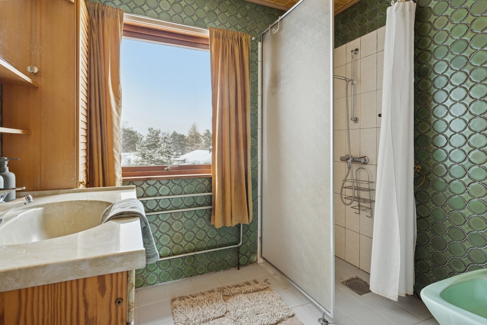 Badet er av eldre dato og har oppnådd sin forventede levetid. Det er utstyrt med soilsluk fra byggeåret, og tettheten til membranen vurderes som usikker, slik at oppgradering må påregnes. Galleribilde