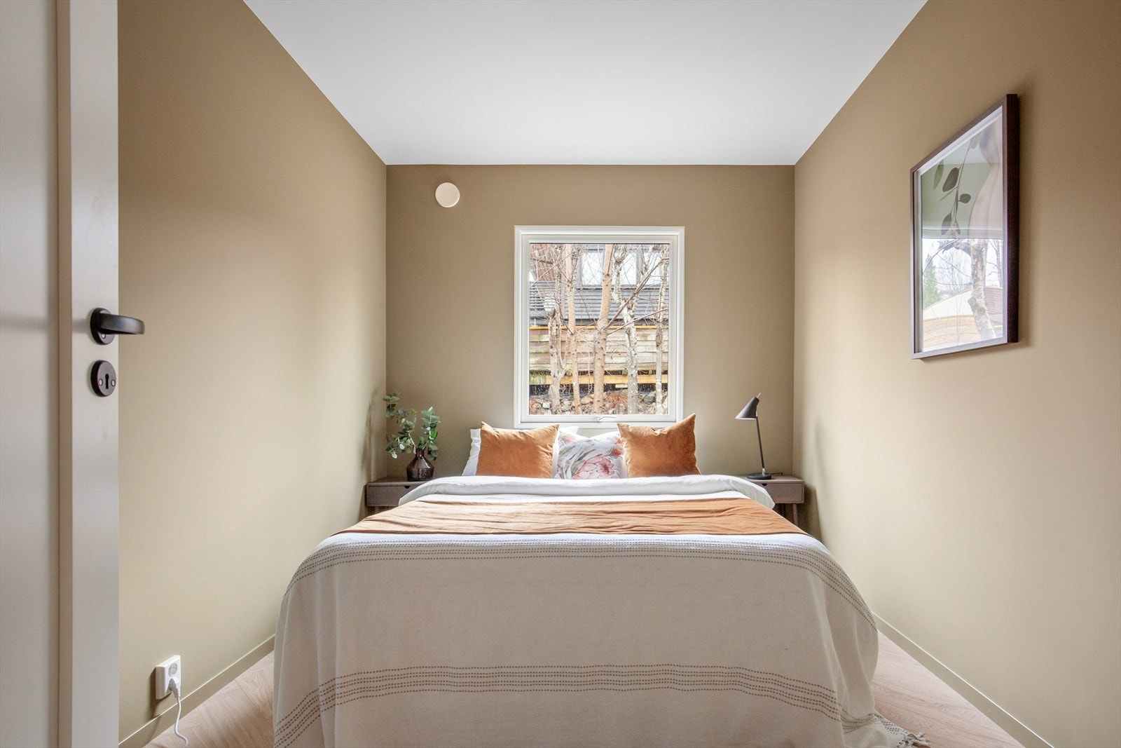 Pent soverom 1 med plass til dobbeltseng. Galleribilde