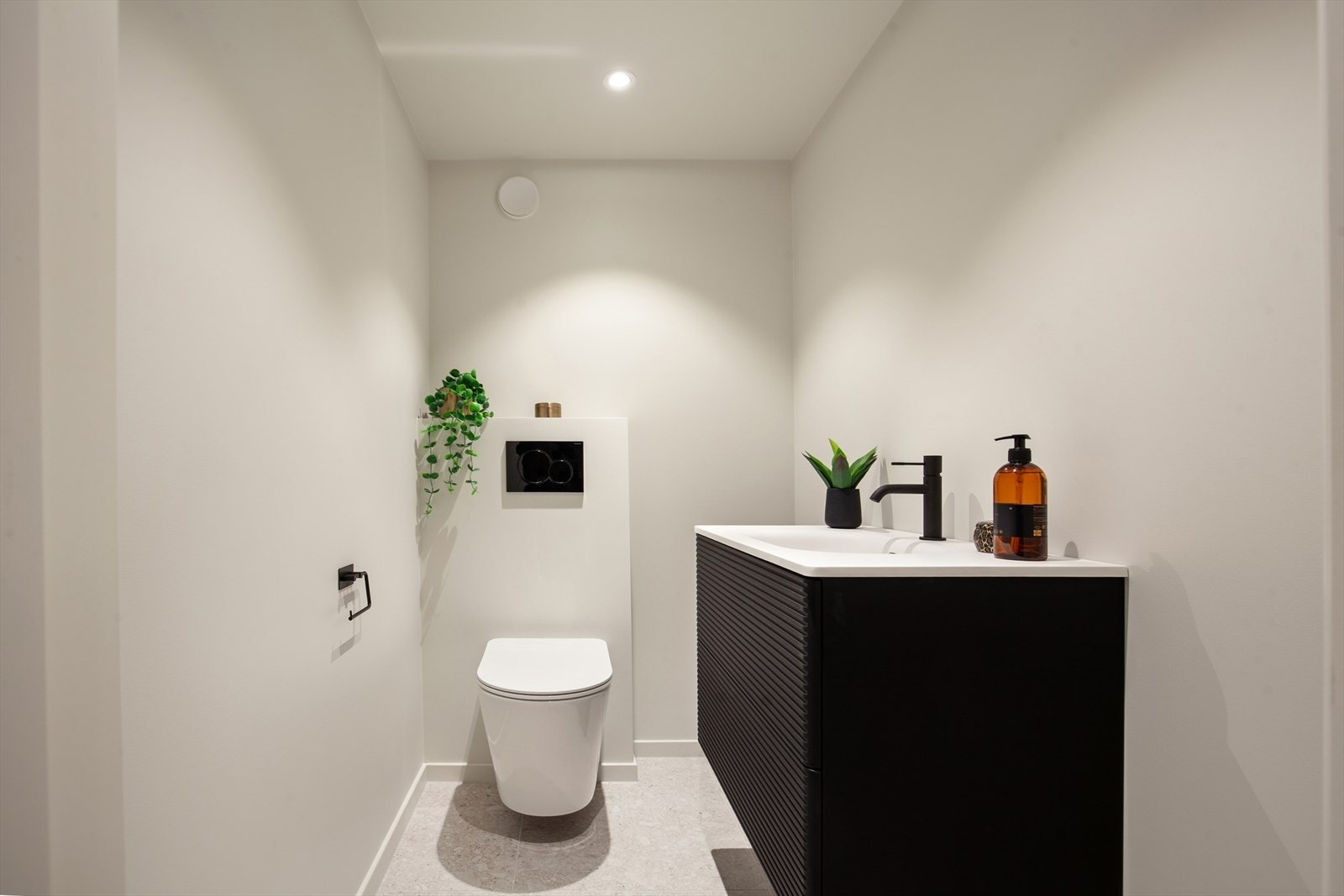 Toalettrommet har flislagt gulv med gulvvarme og innredet med vegghengt toalett, samt baderomsinnredning med servant. Galleribilde