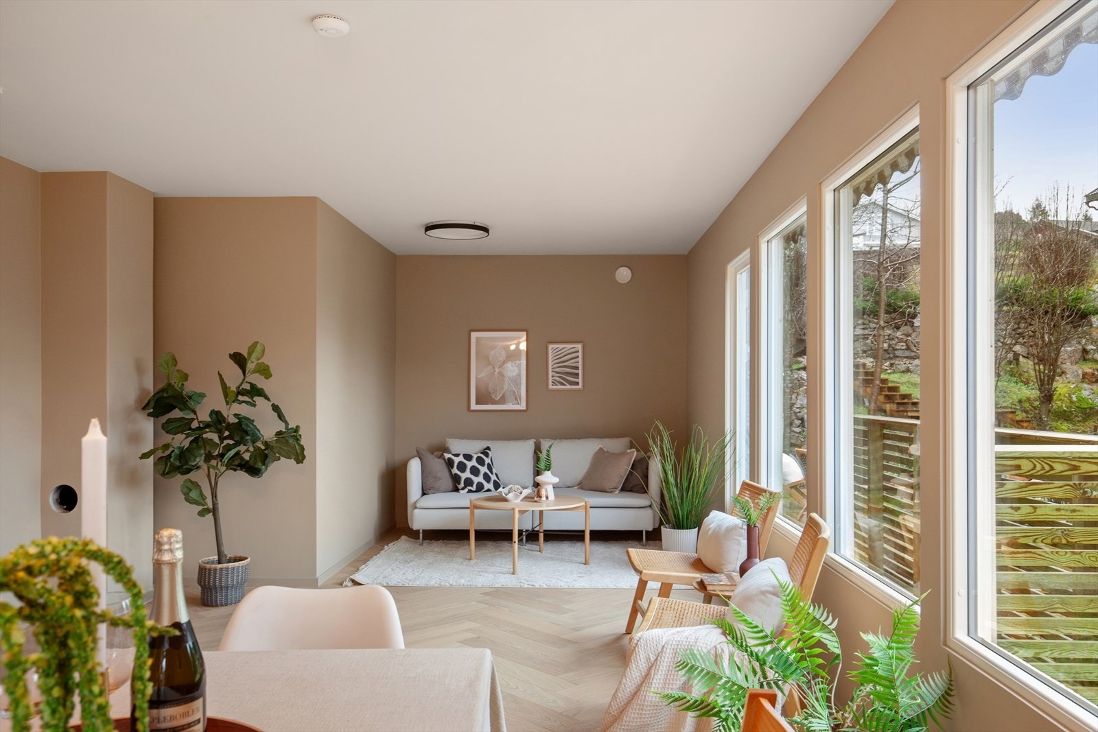 Store vindusflater mot sør, samt utgang til en solrik terrasse. Galleribilde