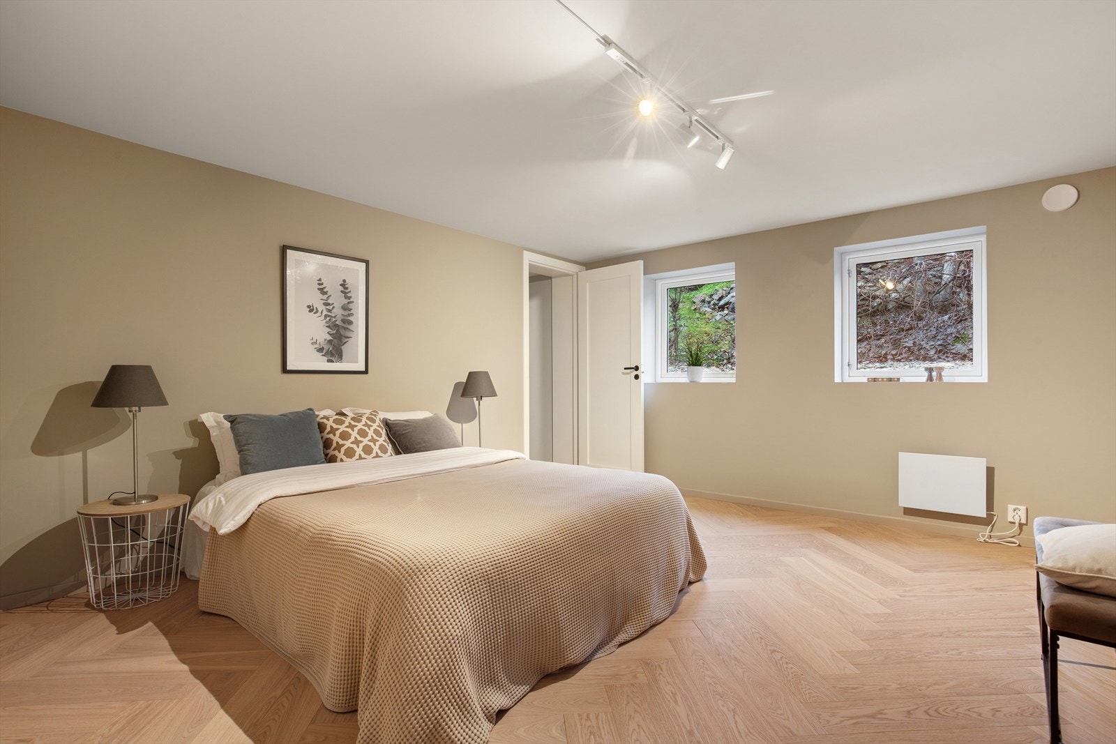 Hybelen er innredet med to gode soverom, begge med god plass til stor seng, tilhørende møblement og oppbevaring. Galleribilde