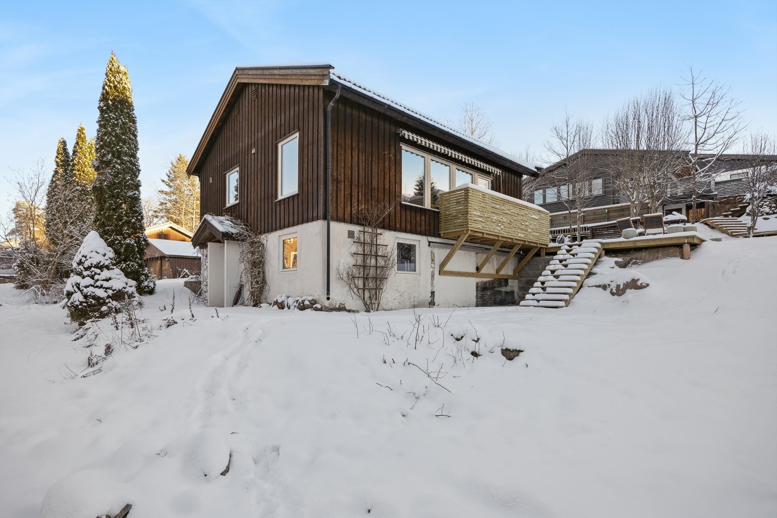 Boligen har inngang fra begge etasjer. Galleribilde