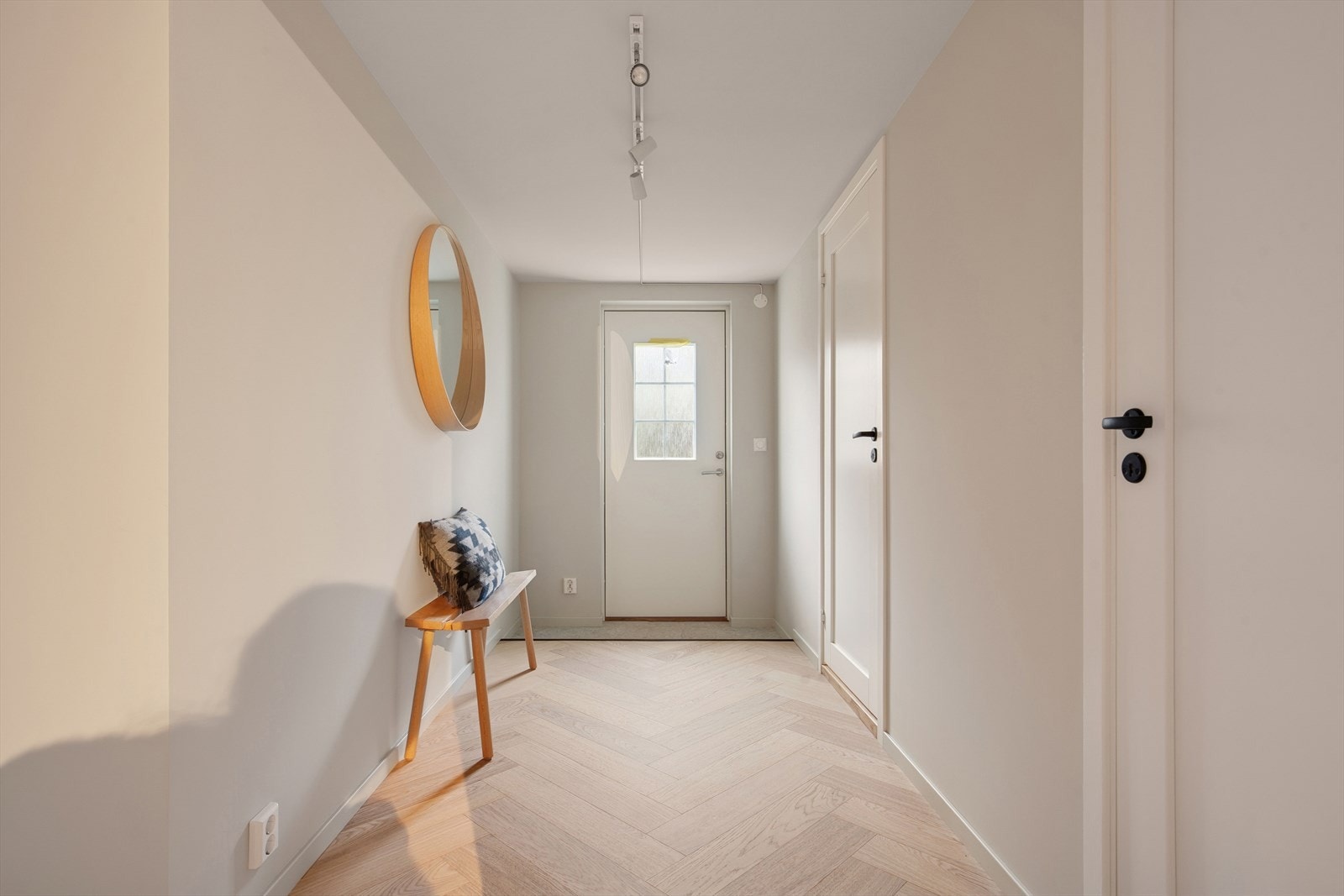 Hybel i kjelleren har egen inngang og er innredet med entré, toalettrom, bad, bod, gang, to soverom, samt stue/kjøkken. Galleribilde