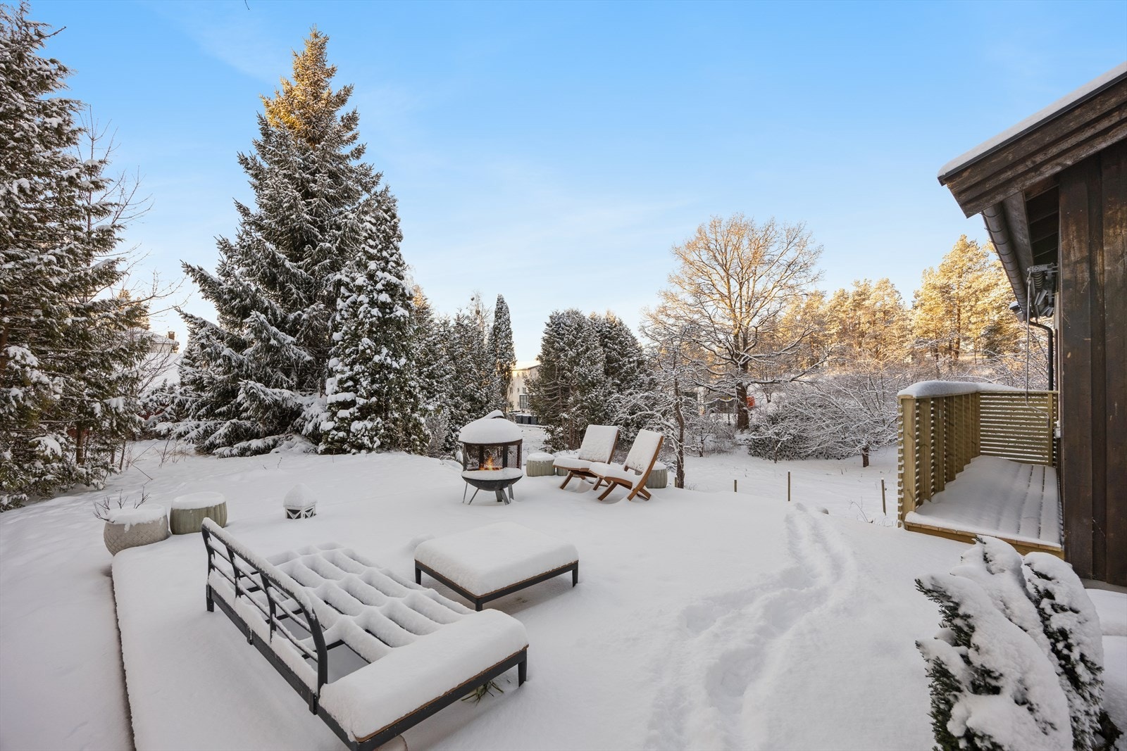 Usjenert og solrik uteplass. Galleribilde