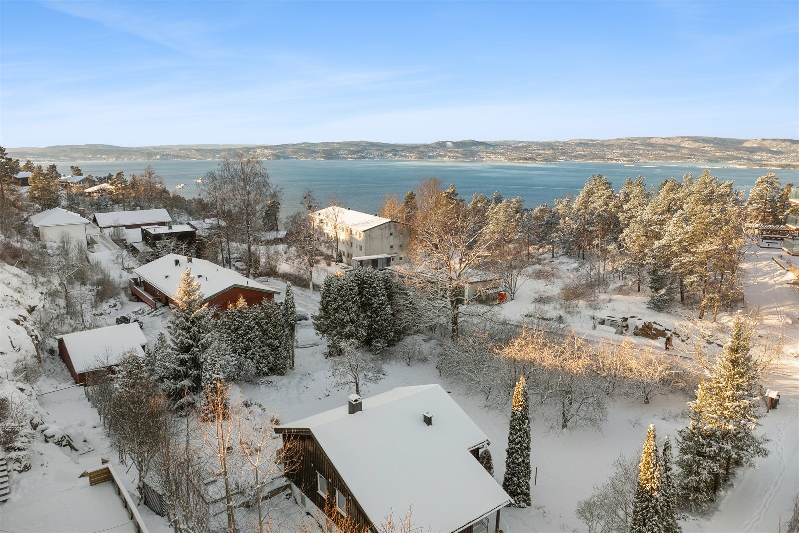 Enebolig over to plan som har blitt omfattende oppgradert i 2025 med bl.a. nye bad, kjøkken, vinduer, elektrisk anlegg, samt nye overflater. Galleribilde