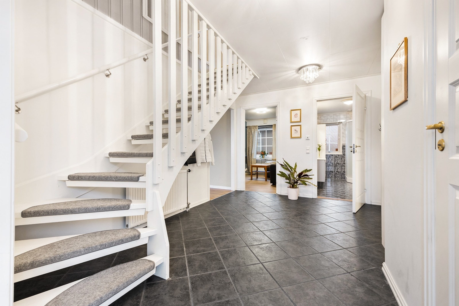 Innvendig er entreen belagt med fliser og har varme i gulvet Galleribilde