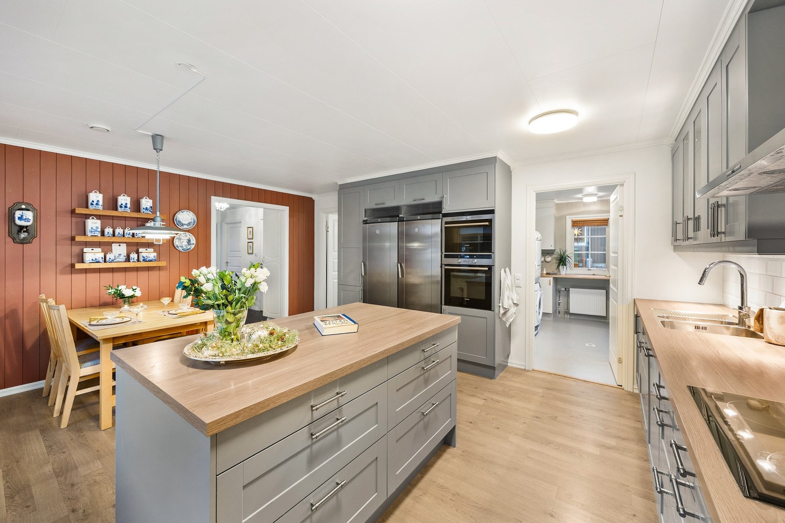 Kjøkkenet har god plass til et hyggelig spisebord der familien kan samles til frokost Galleribilde