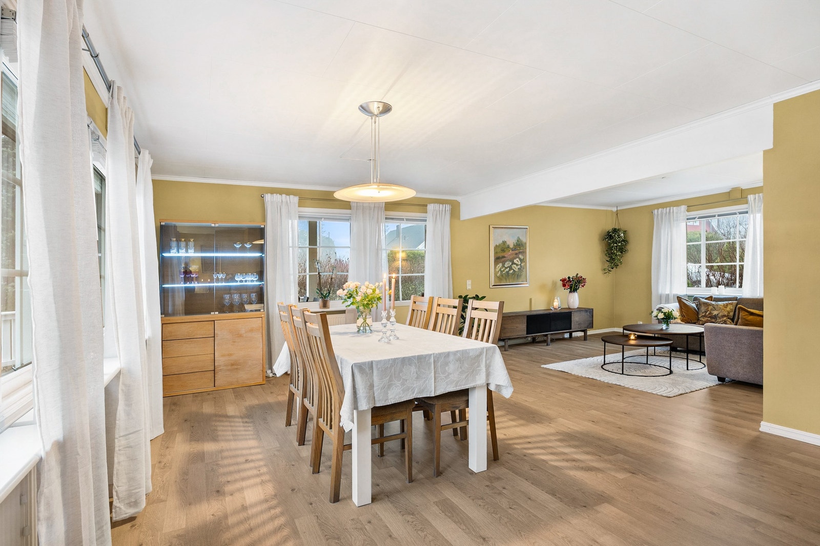 Fra stuen er det utgang til terrassen på 46 kvm Galleribilde