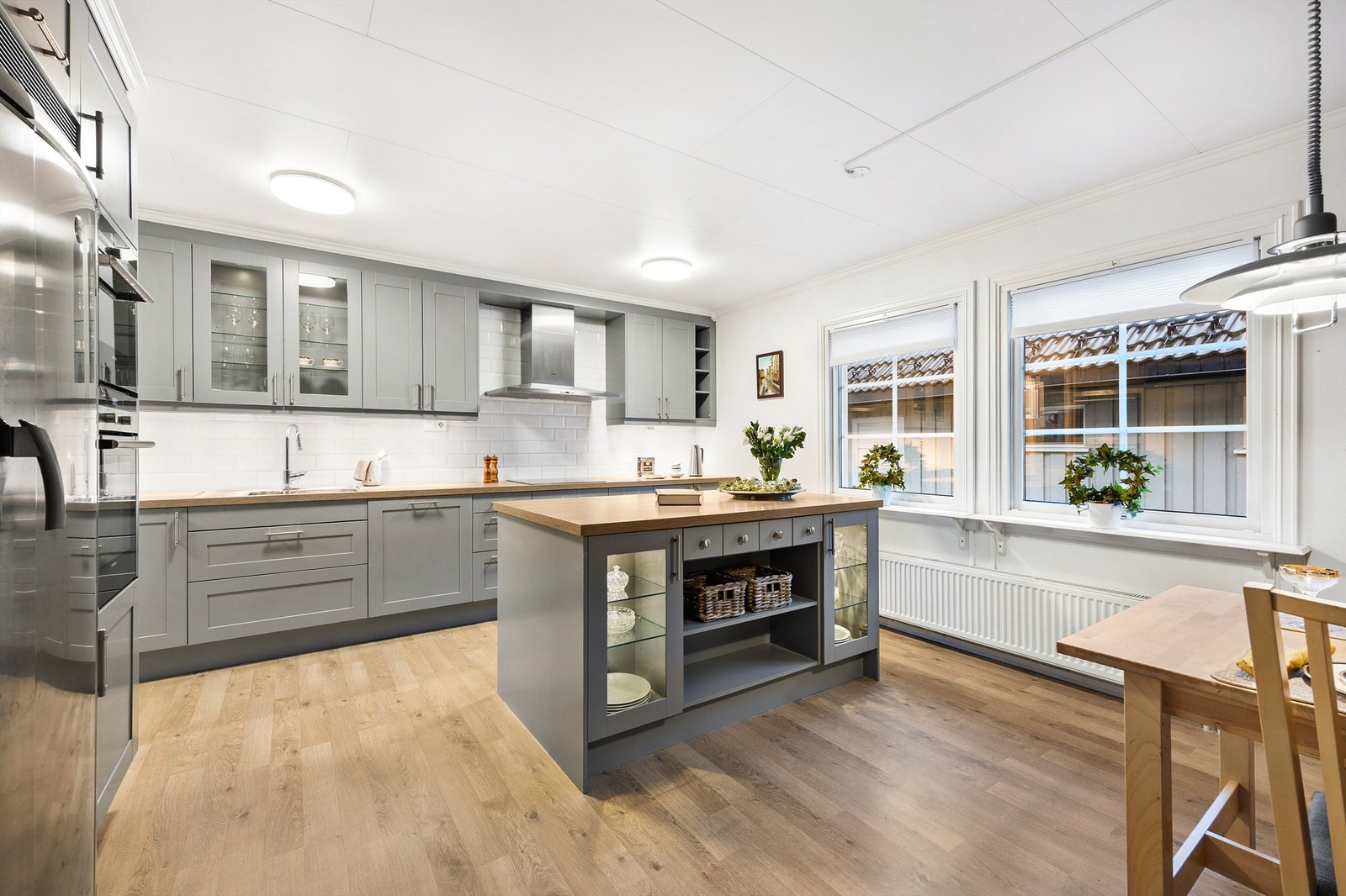 Meget praktisk kjøkken med rikelig skap- og benkeplass, samt god plass i kjøkkenøyen Galleribilde