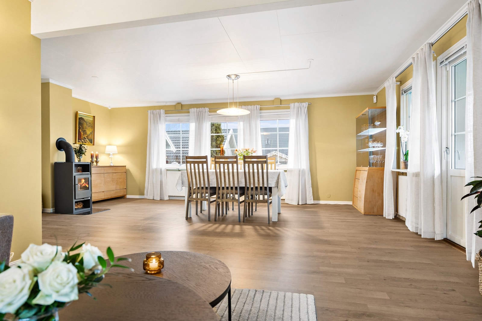 Gulvet i 1.etasje er belagt med laminat Galleribilde