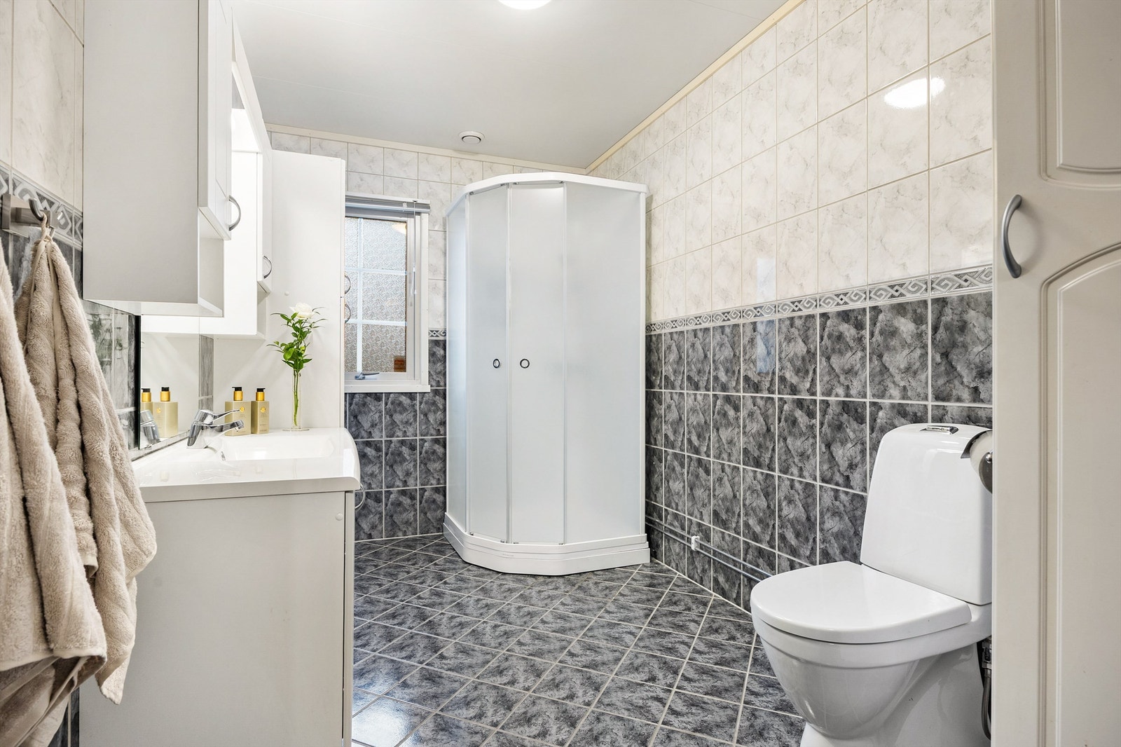 Badet har flislagte vegger og gulv med gulvvarme Galleribilde