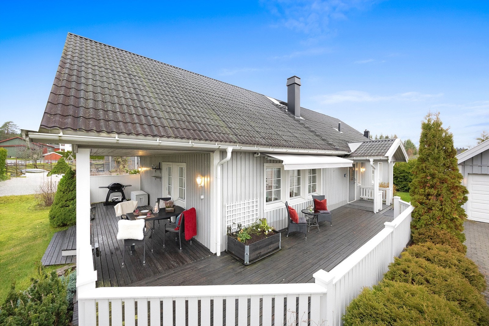 Stor terrasse rundt boligen på cirka 46 kvm, hvor deler er overbygget - perfekt for både solrike og regnfulle dager Galleribilde