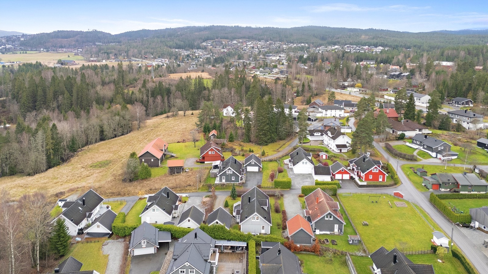 Boligen befinner seg i et etablert, koselig og meget barnevennlig boligområde i Gjerdrum kommune Galleribilde