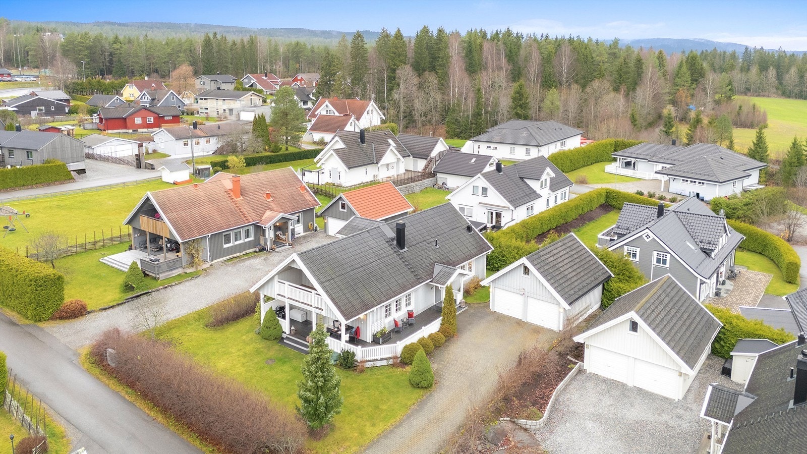 Pent opparbeidet og beplantet tomt Galleribilde