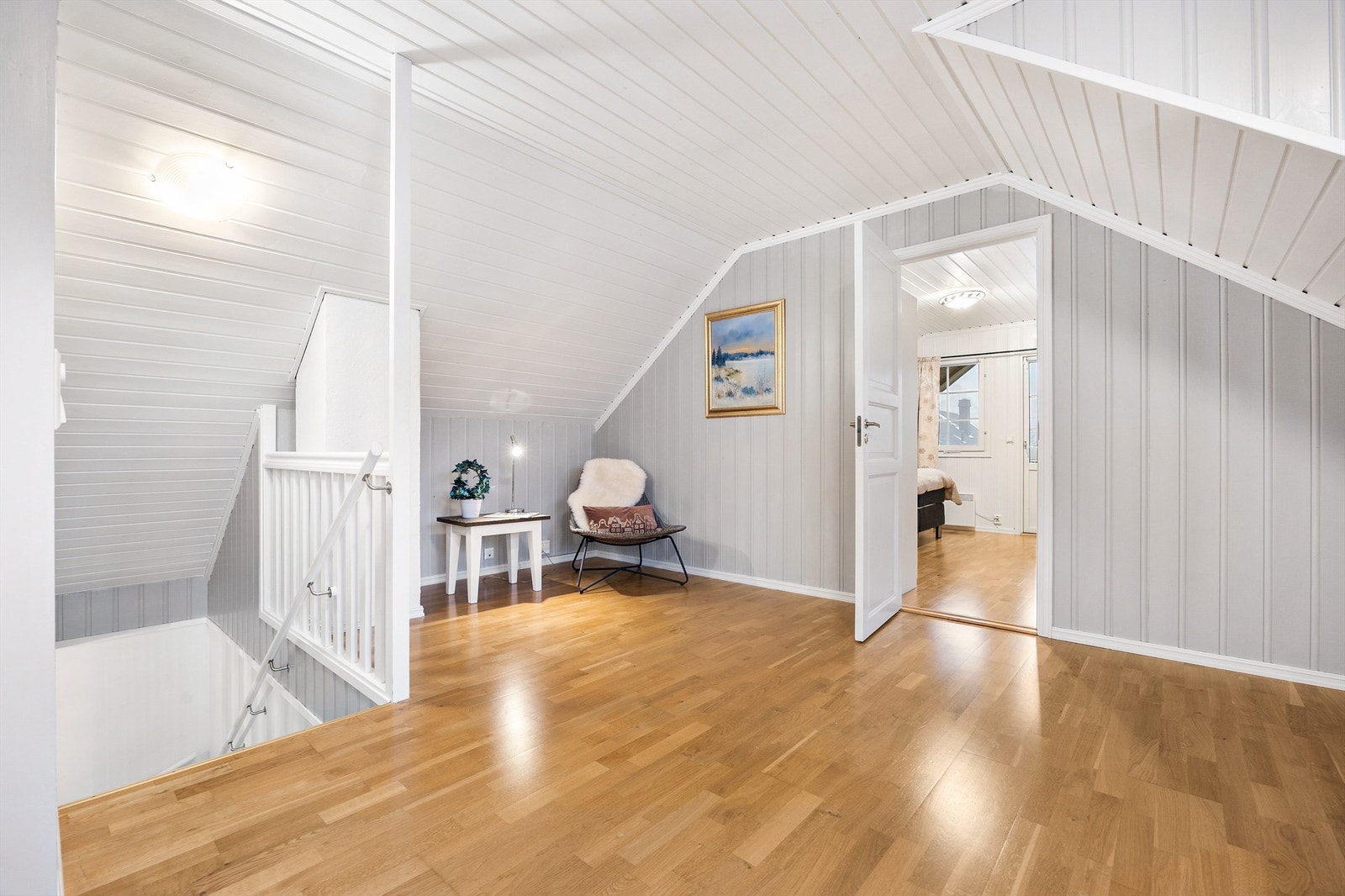 2.etasje består av en praktisk loftstue, tre rom benyttet som soverom og et romslig bad Galleribilde