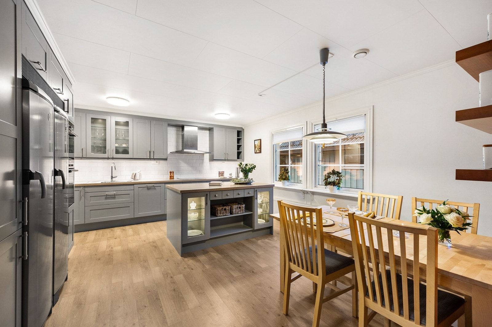 Romslig kjøkken med moderne innredning fra 2013 Galleribilde