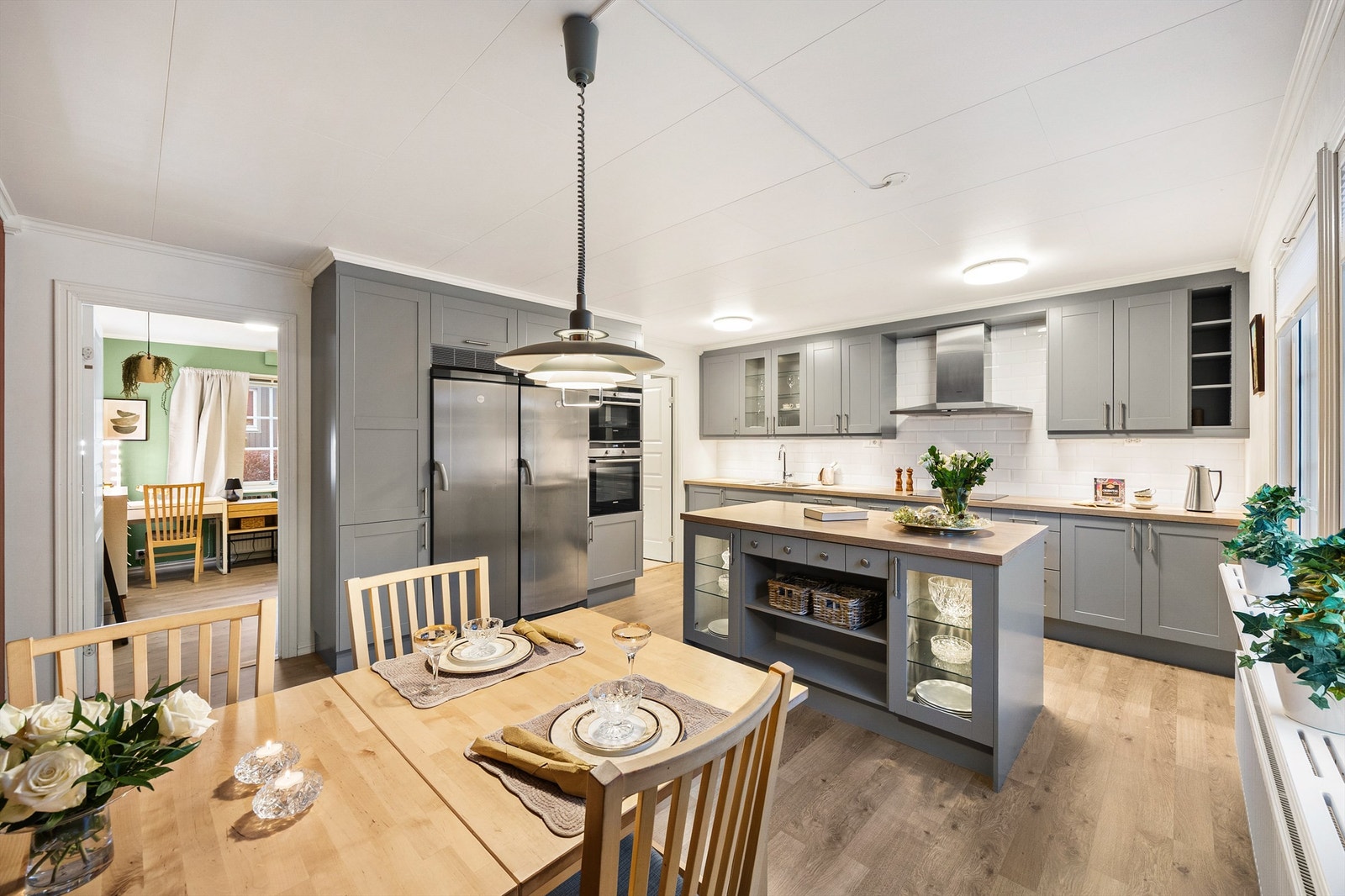 Dette er en flott enebolig over to plan, med barnevennlig beliggenhet og en stor dobbeltgarasje med elbil-lader Galleribilde