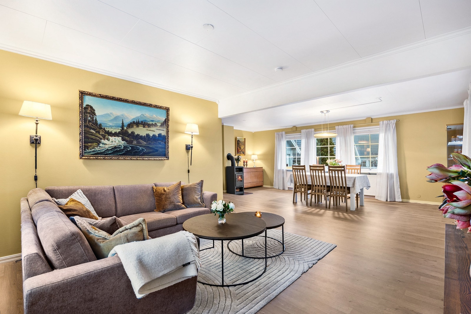 Romslig stue med mange gode innredningsmuligheter, malt i en behagelig gulfarge som gir rommet et lyst og trivelig preg Galleribilde