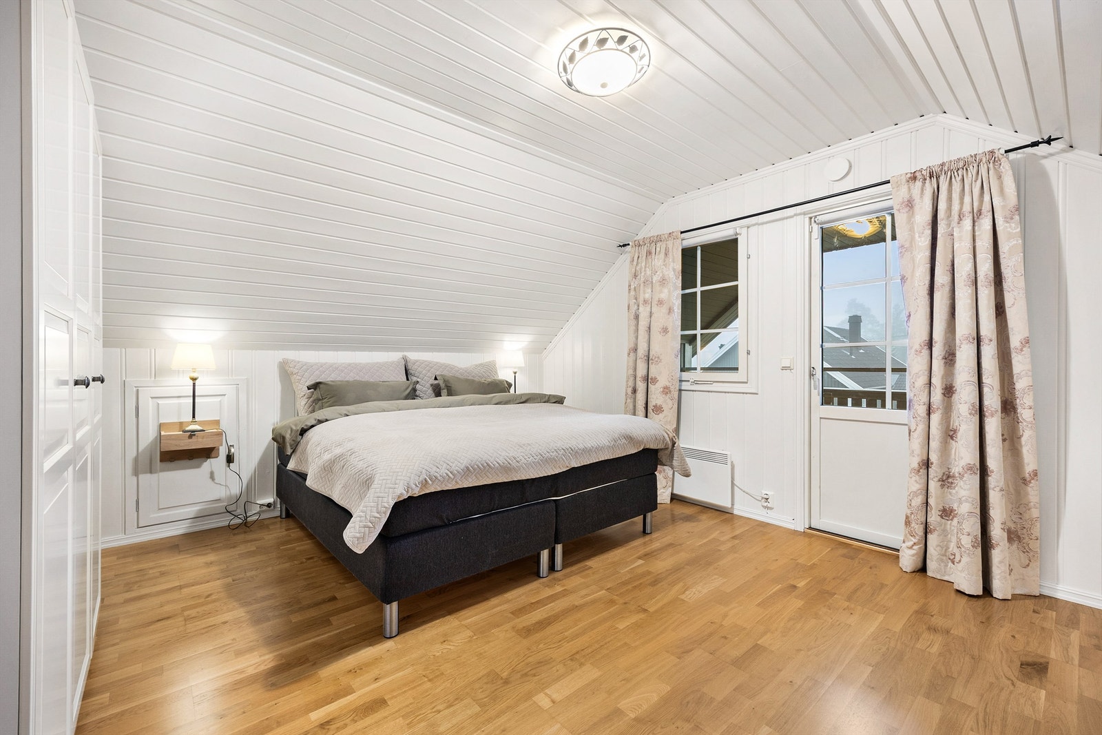 Soverommet er av god størrelse og har utgang til en skjermet balkong på cirka 11 kvm Galleribilde