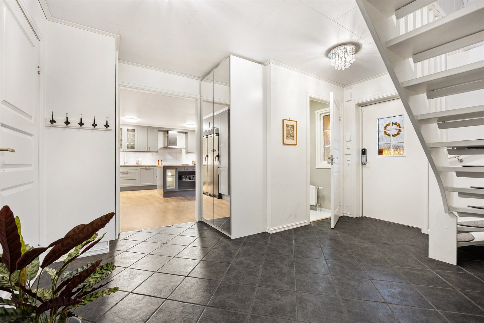 Entreen er romslig og gir god plass til skap og annen innredning Galleribilde