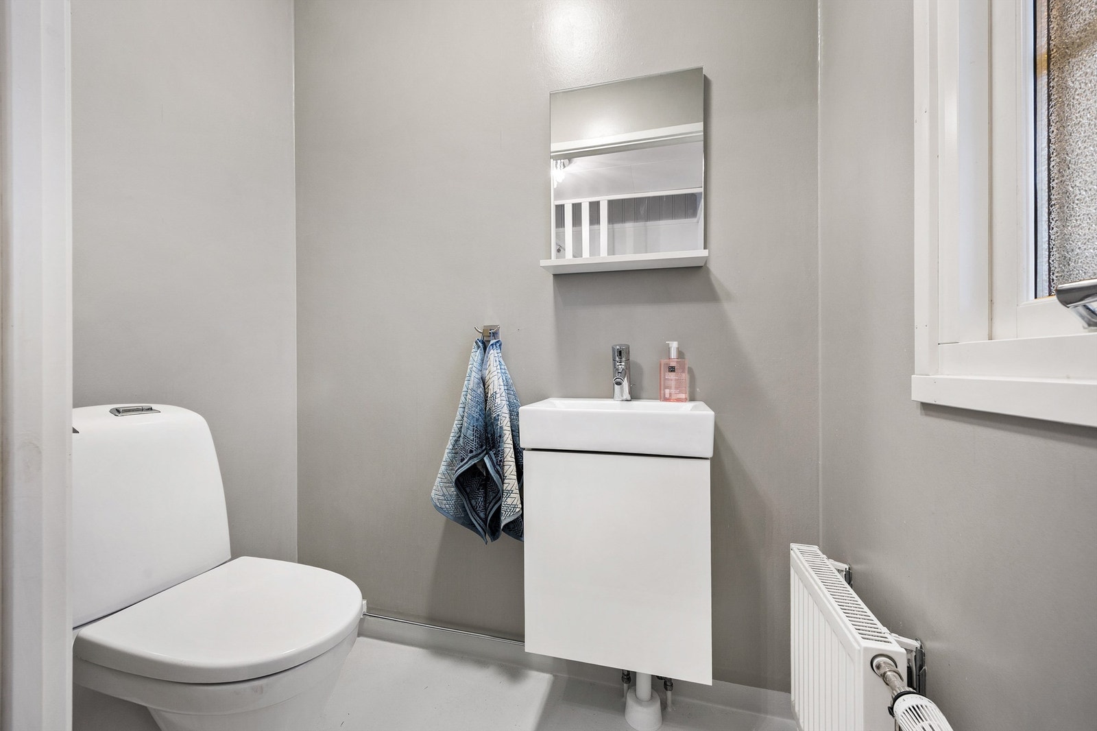 Baderomsinnredningen består av benkeskap og speil over servanten Galleribilde