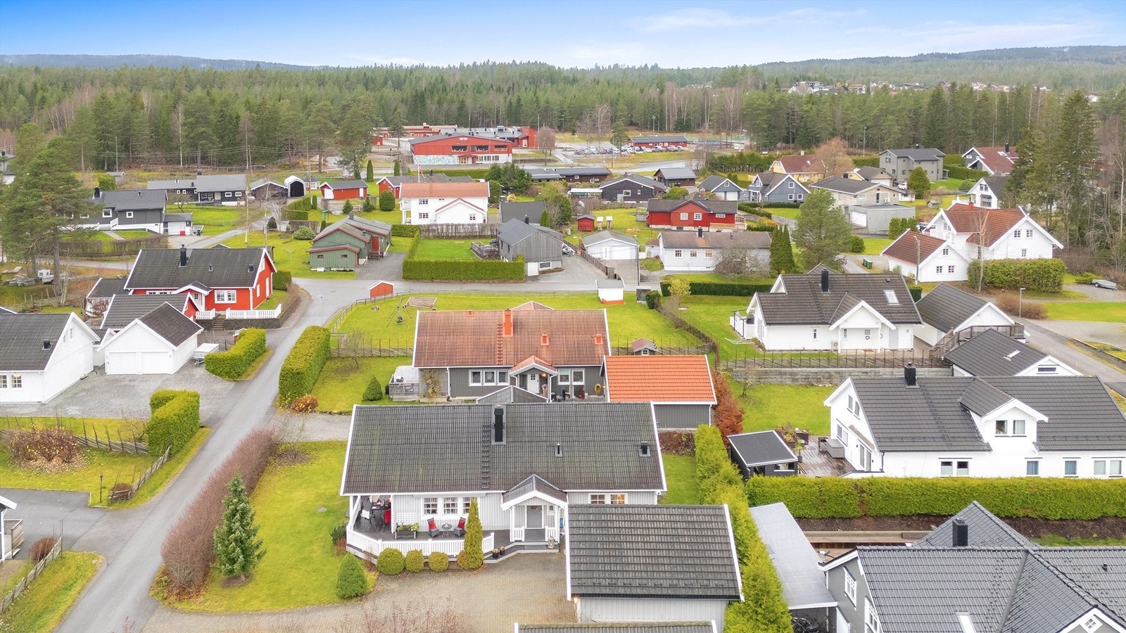 Fra boligen er det ca 500 meter til Veståsen skole, og flere barnehager ligger innenfor en radius på én kilometer Galleribilde