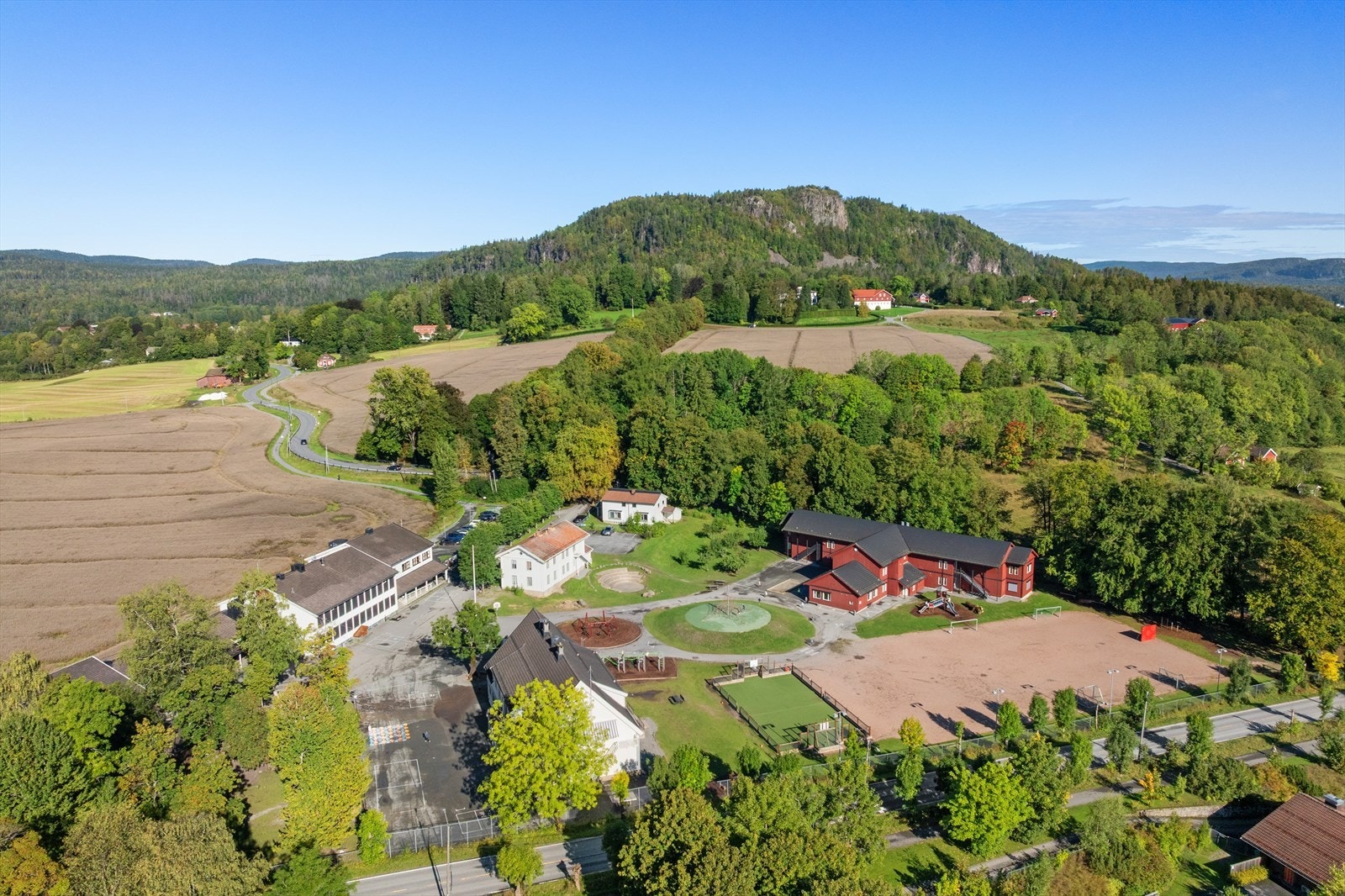 Det er rundt 900 meter til Jansløkka barneskole og du bruker omkring 12 minutter på å gå dit. Galleribilde