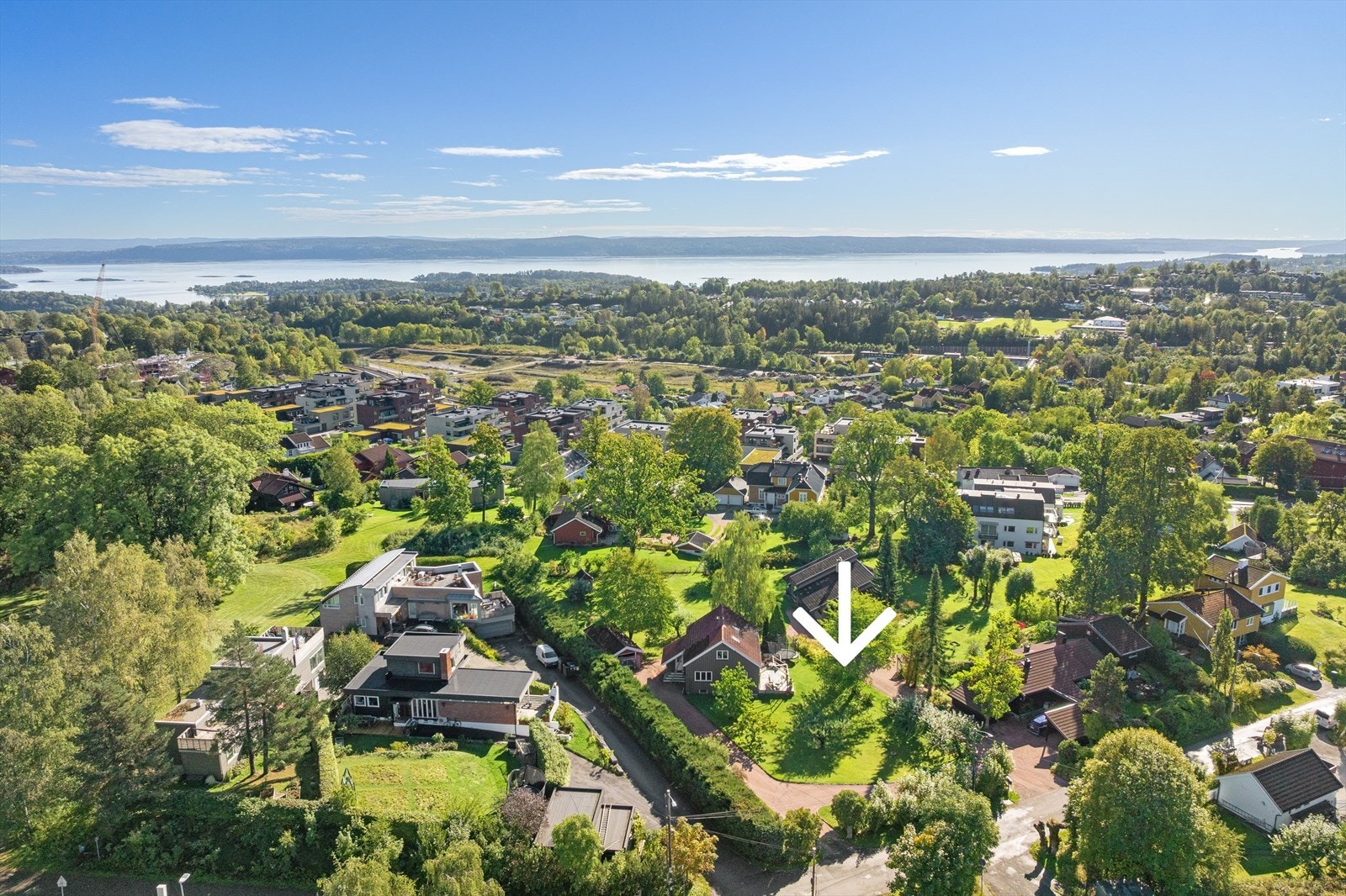 Solrik og relativt flat tomt i attraktivt og familievennlig område. Stille blindvei med gangavstand til Asker sentrum. Galleribilde