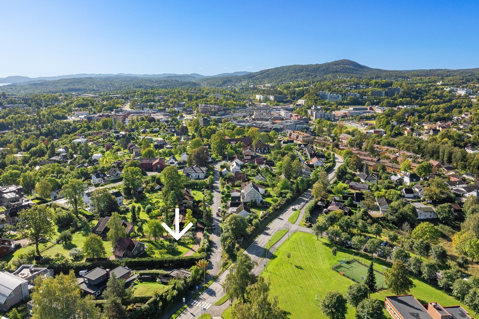 Det er under 10 minutters gange til Asker sentrum. Galleribilde