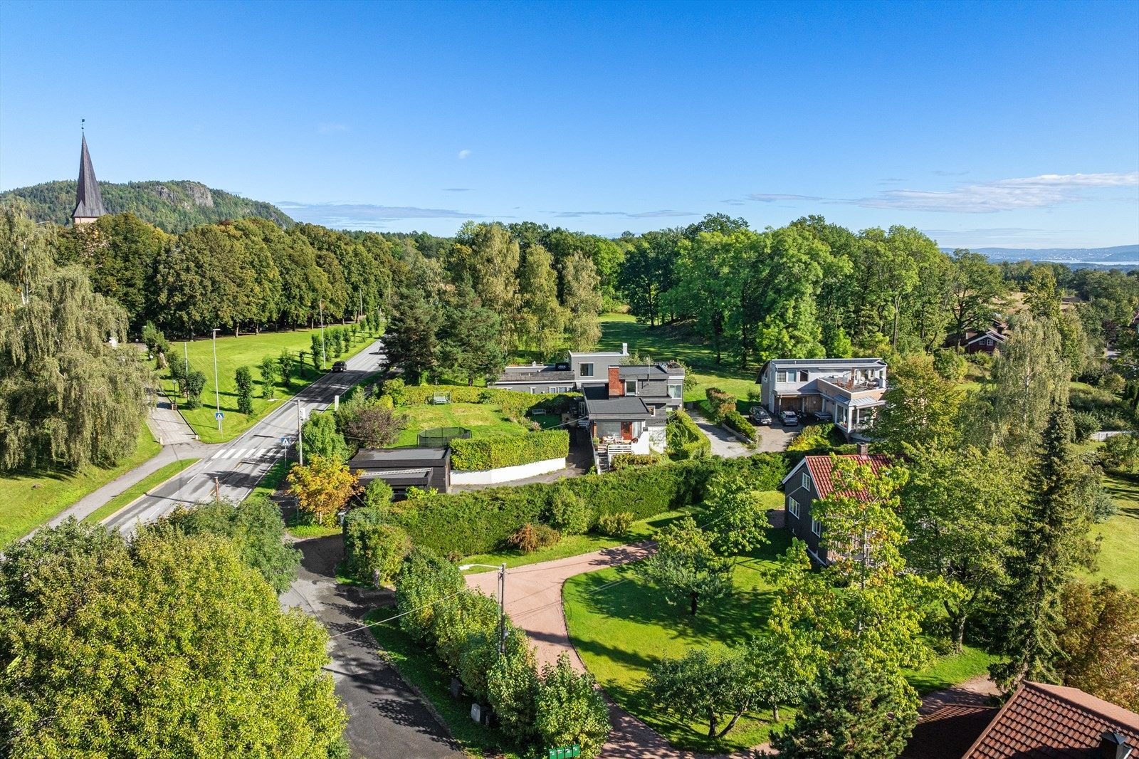 Det er kort vei til vakre Asker kirke, som ligger like over gaten. Galleribilde