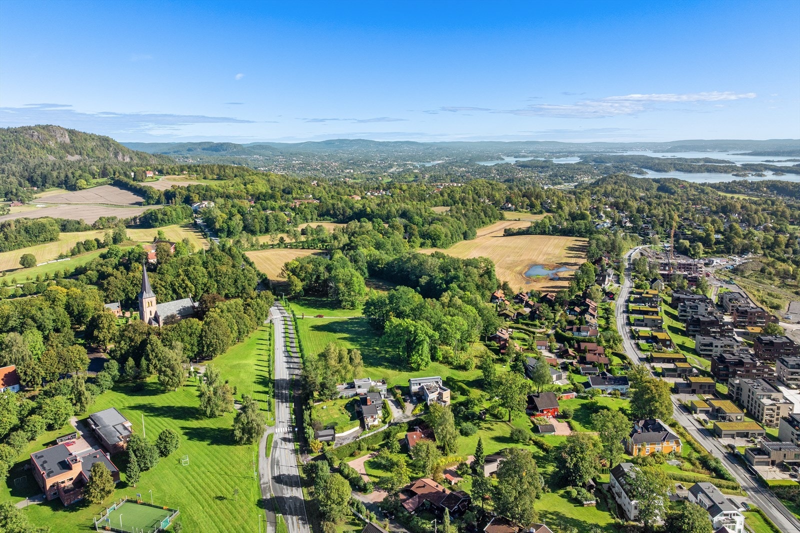 Busstoppet ved Asker kirke ligger ca. 2 minutters gange unna. Bussen går herfra til Fornebu via Sandvika. Galleribilde