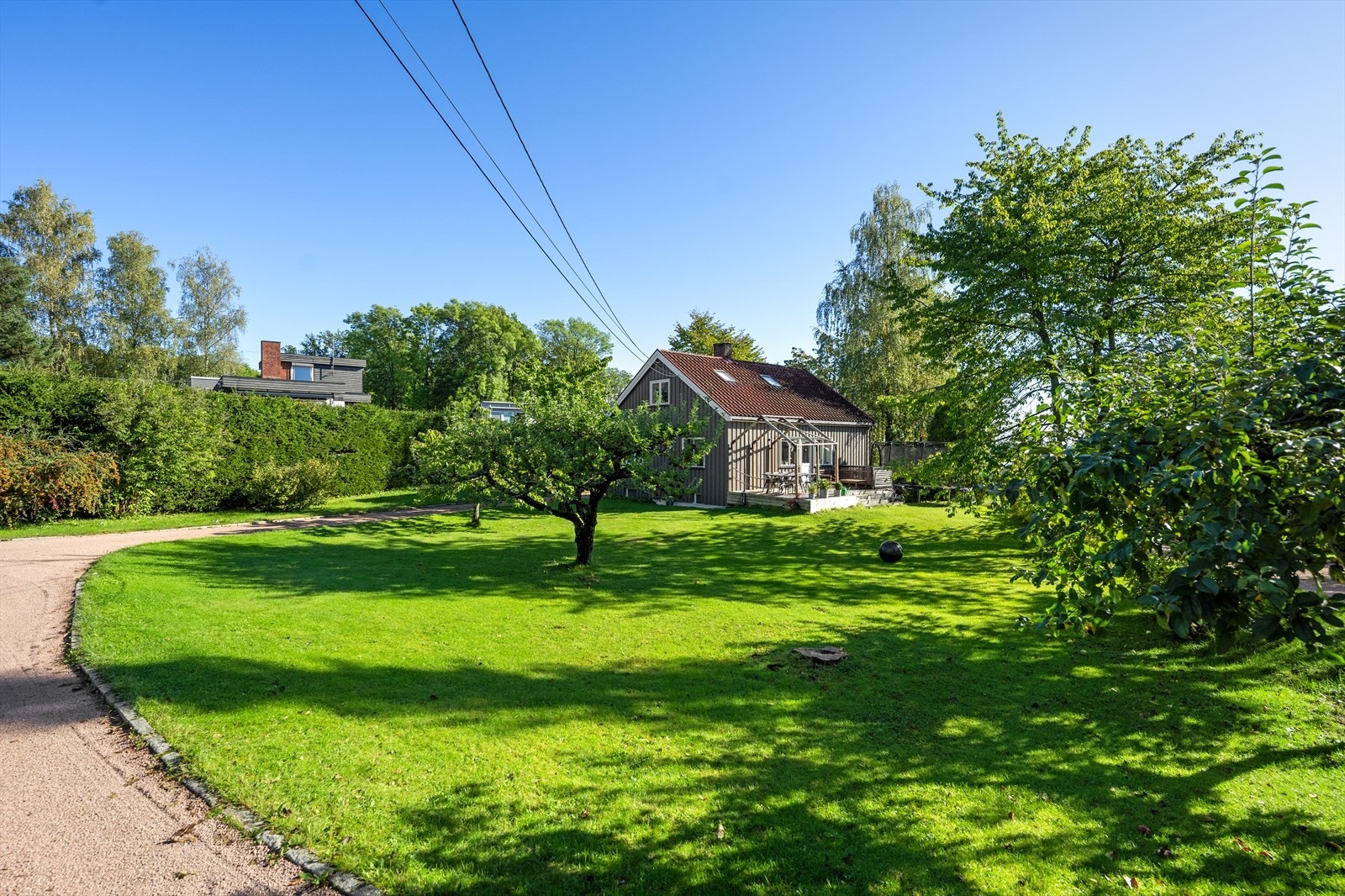Det går luftstrekk(strøm) til Askerveien 2A. Eier av Askerveien 2A setter seg ikke imot at denne legges i grøft frem til 2A, så lenge grøfting holdes av nye eiere av tomt. Galleribilde