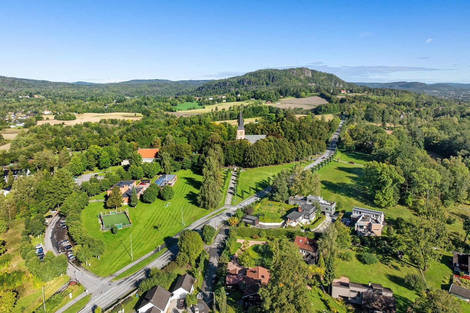 På jordet like ved kjøres det opp skiløyper. Galleribilde