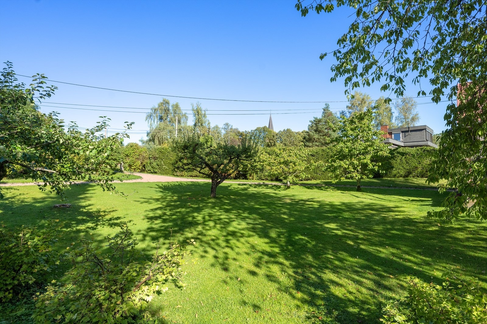 Tomten er i dag beplantet med plen og trær. Takstmann Truls Stokke opplyser om at det er antatt leiregrunn. Galleribilde
