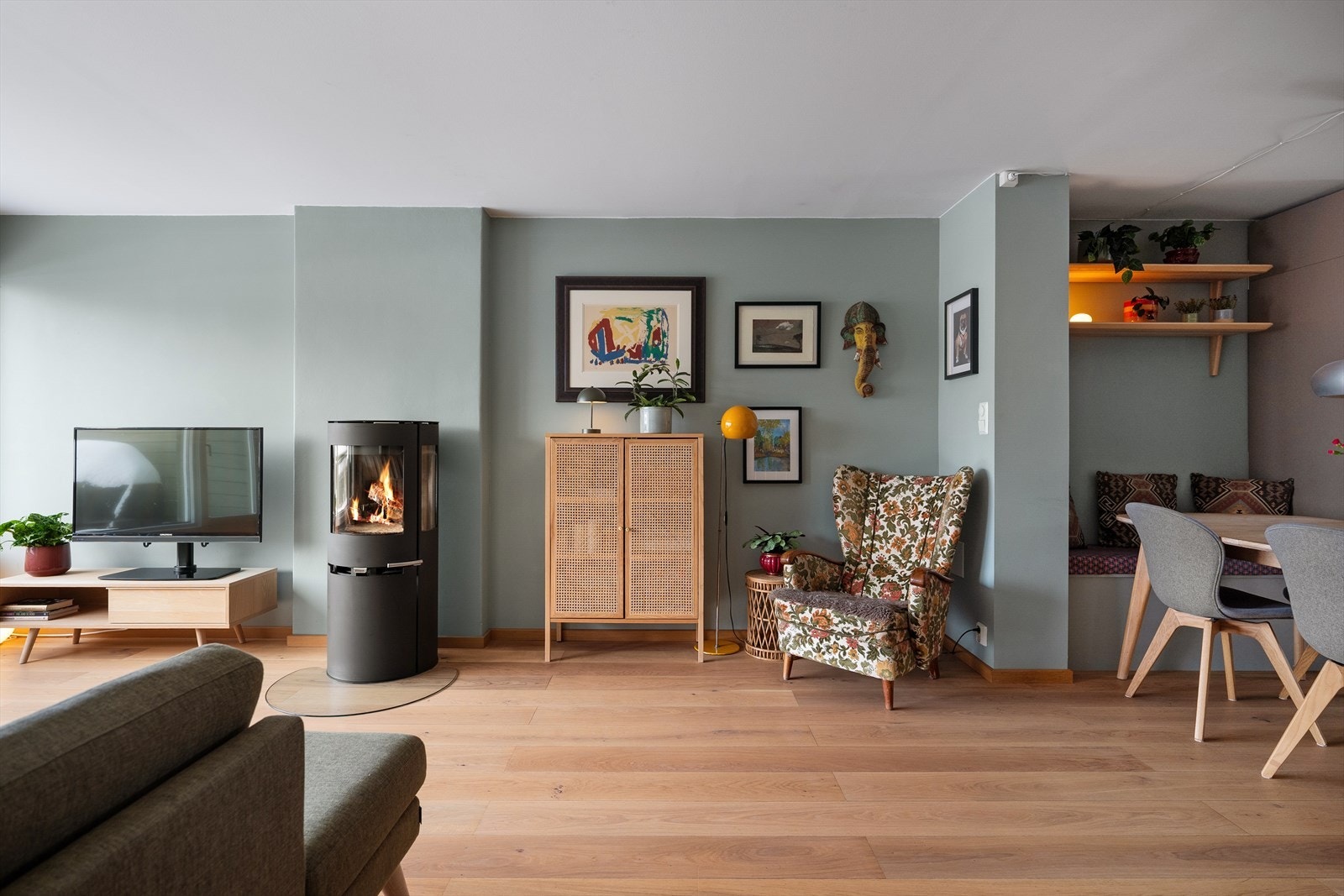 Tidsriktige farger på veggene. Overflater som gulv, vegger og tak er fornyet, samt nye innerdører i 2020. Galleribilde