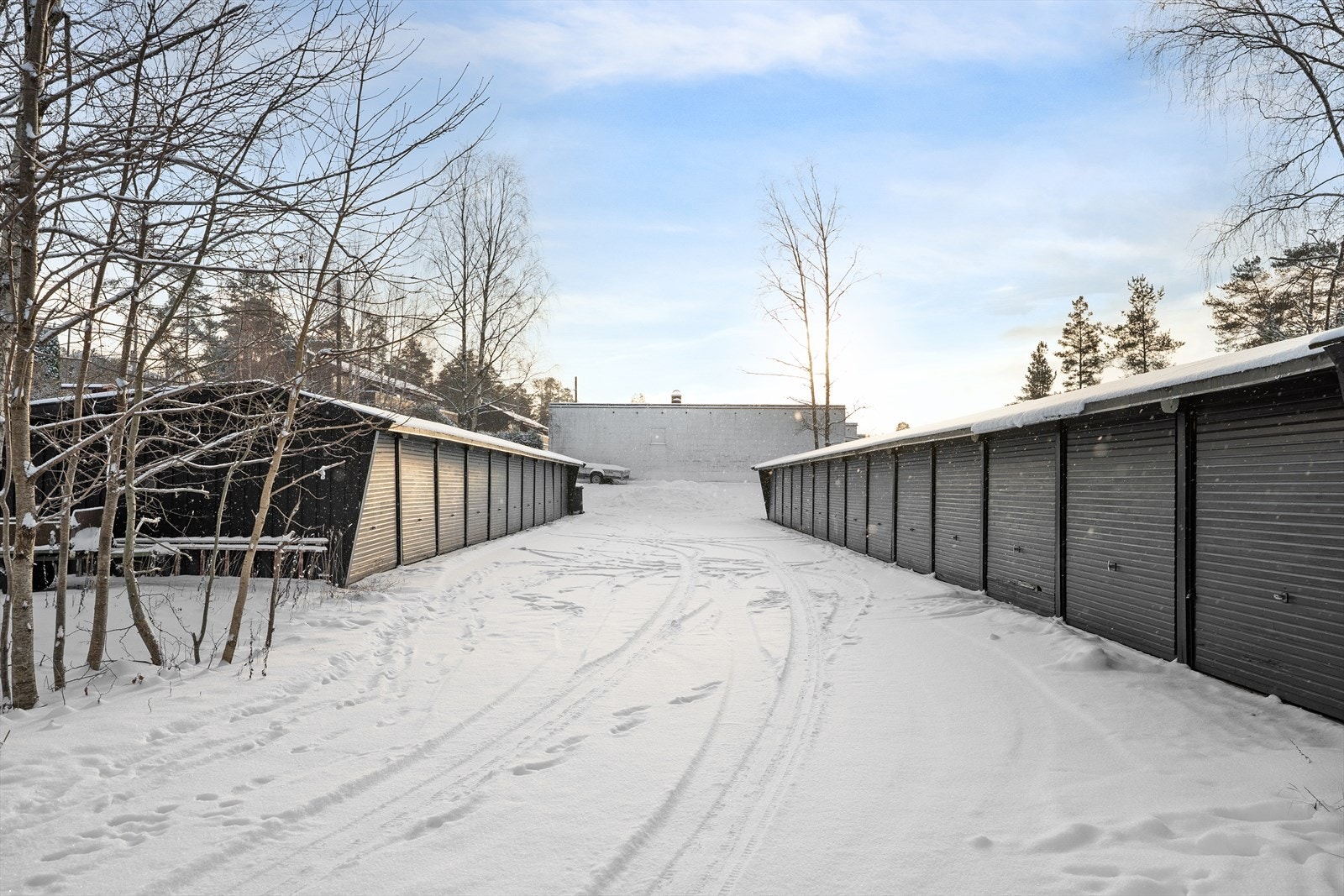 En plass i felles garasjerekke. Galleribilde