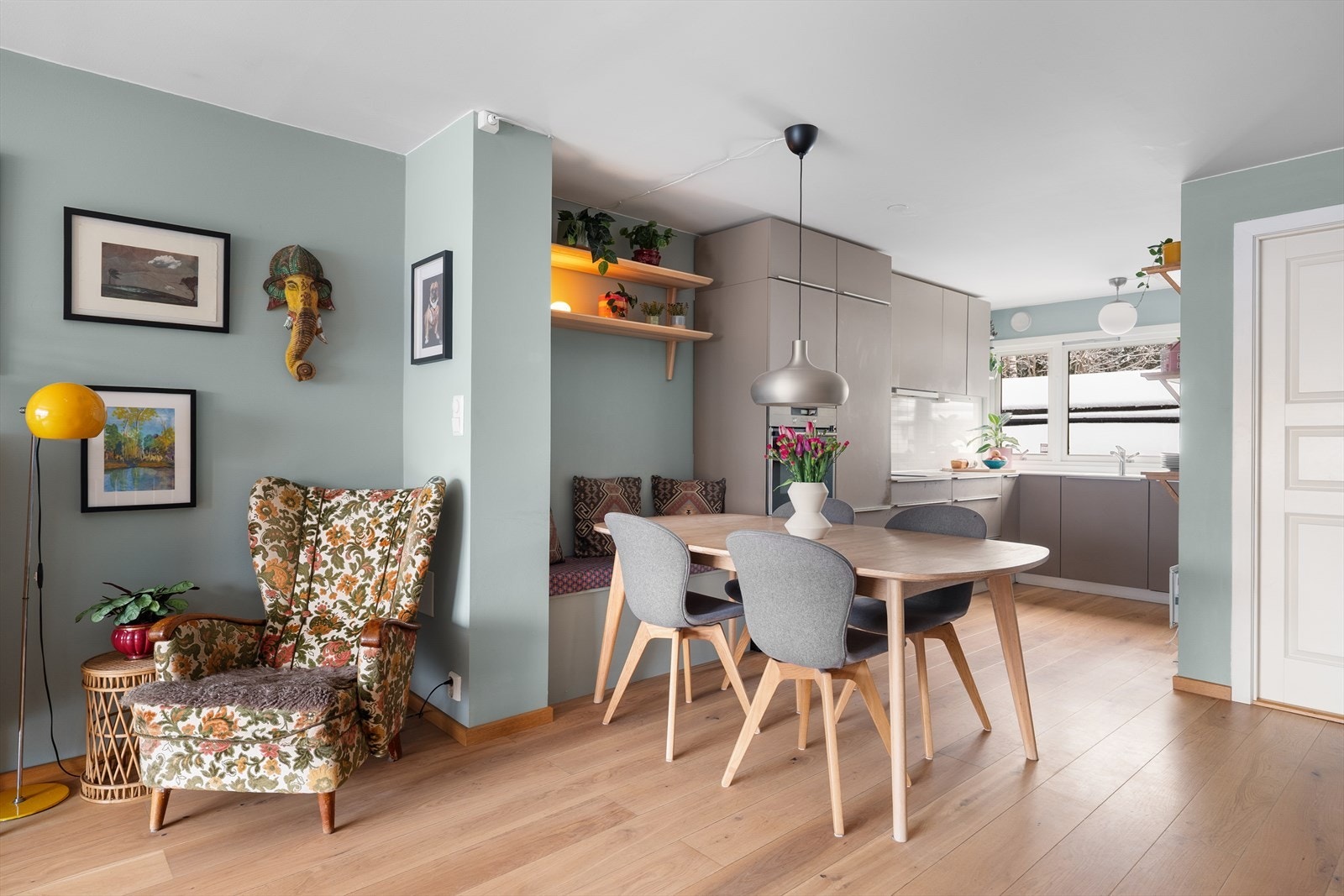 Hyggelig spiseplass ved kjøkkenet. Galleribilde