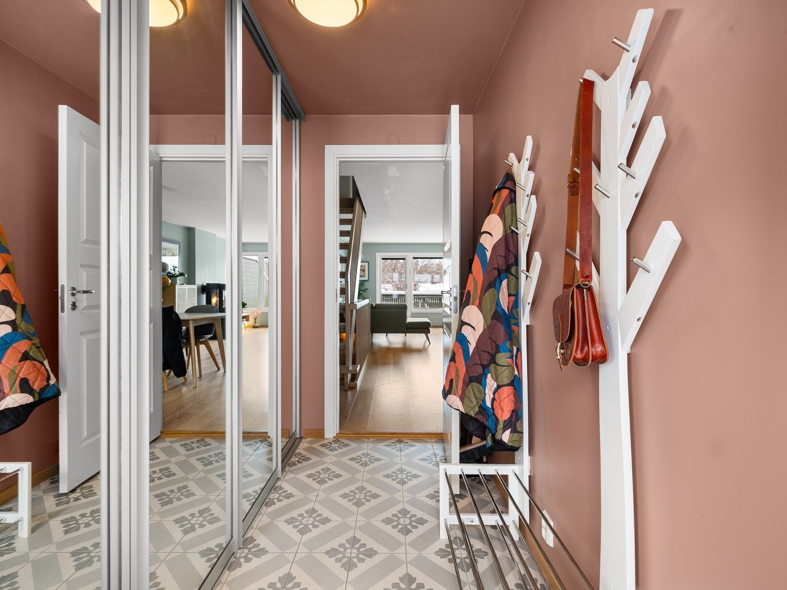 Entré med skyvedørsgarderobe og flislagt gulv med varmekabler. Galleribilde