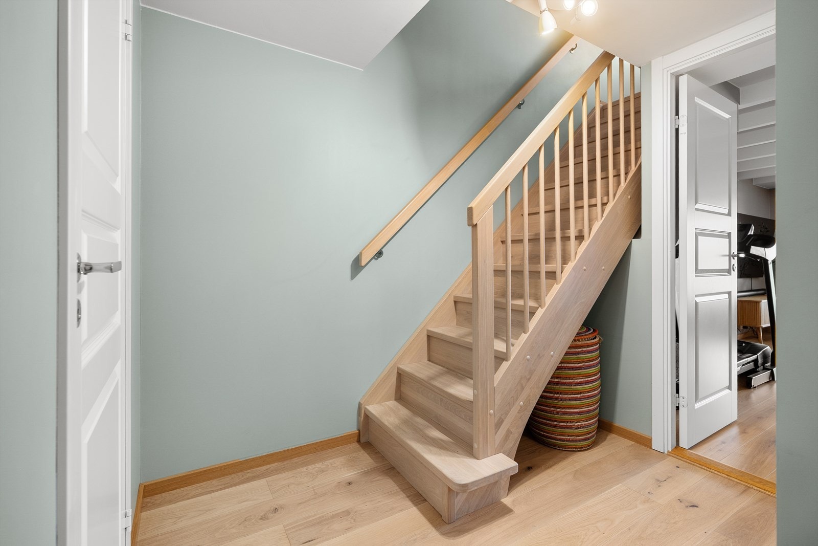 Underetasje som inneholder kjellerstue, gang, bad, bod og soverom. Galleribilde