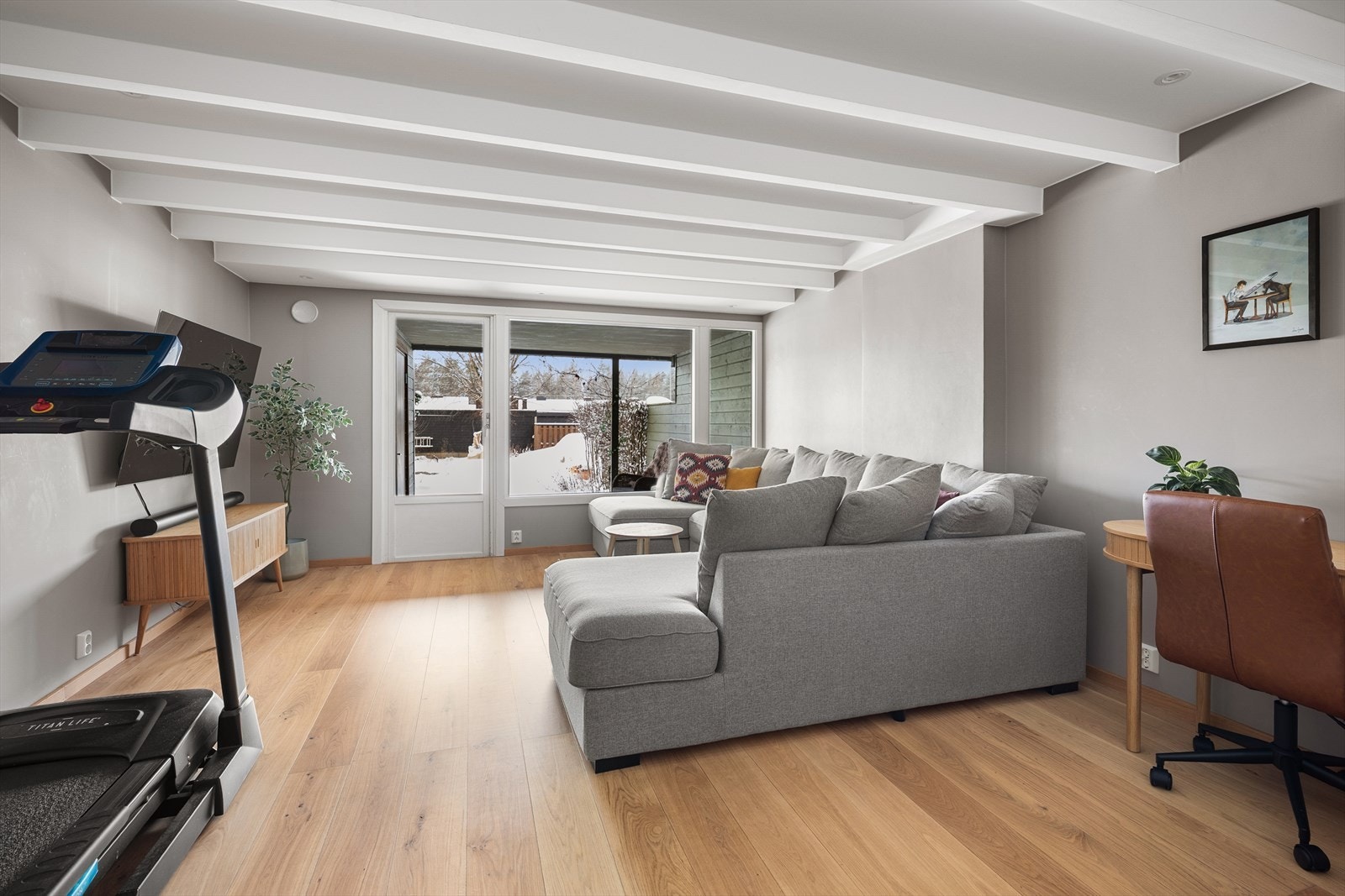 Romslig kjeller stue med utgang til terrasse og hage. Galleribilde