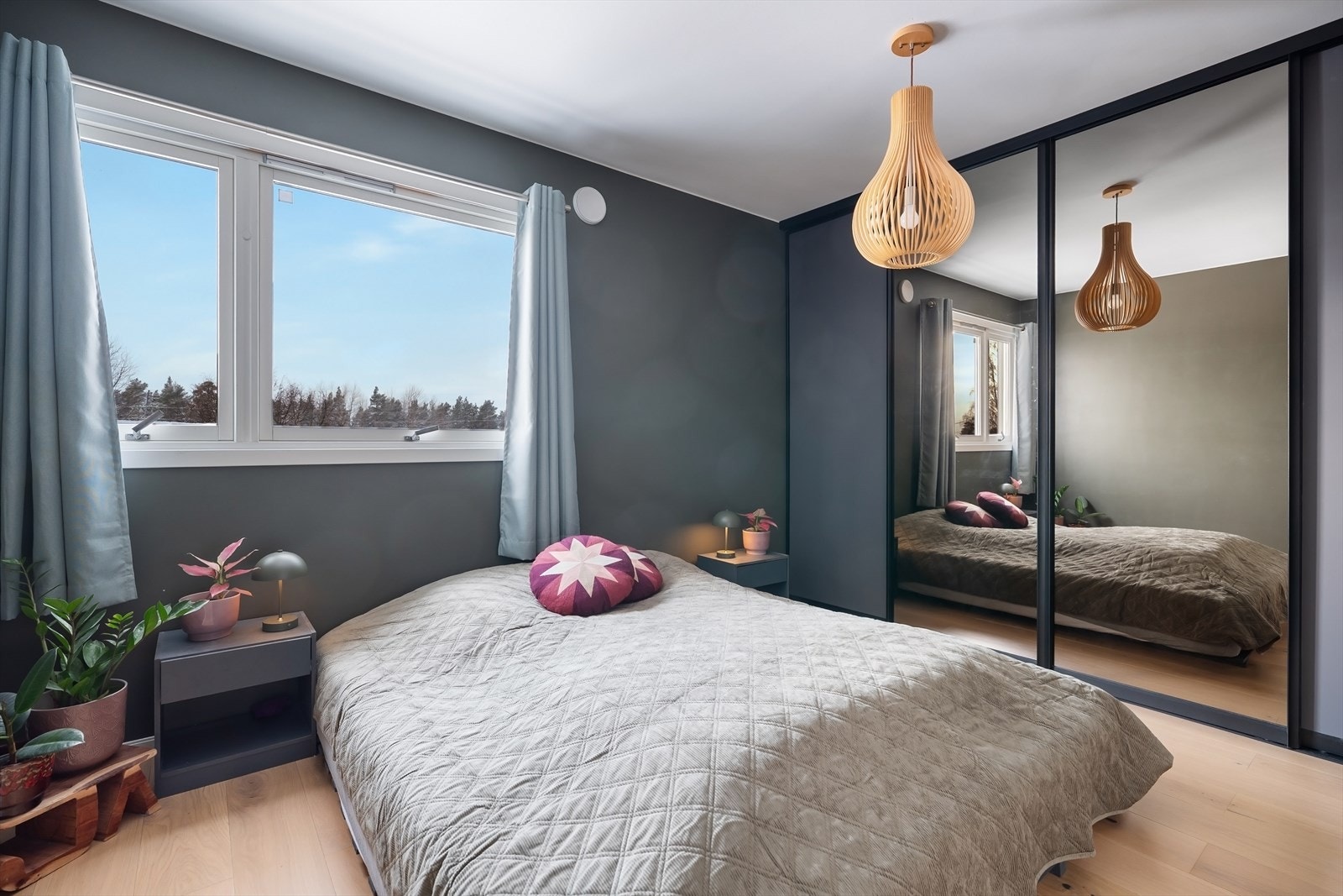 Hovedsoverom med romslig skyvedørsgarderobe. Galleribilde