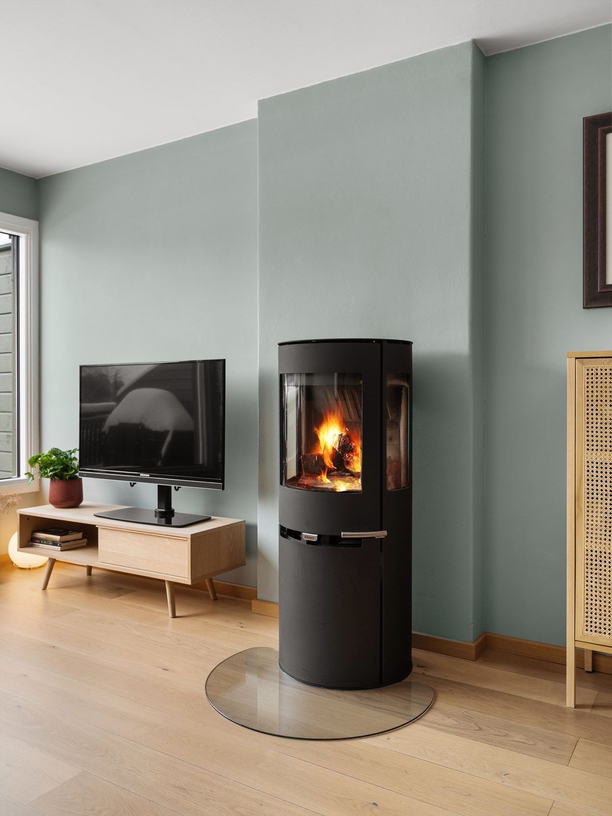 Peisovn med glassdør i stue installert i 2021. Galleribilde