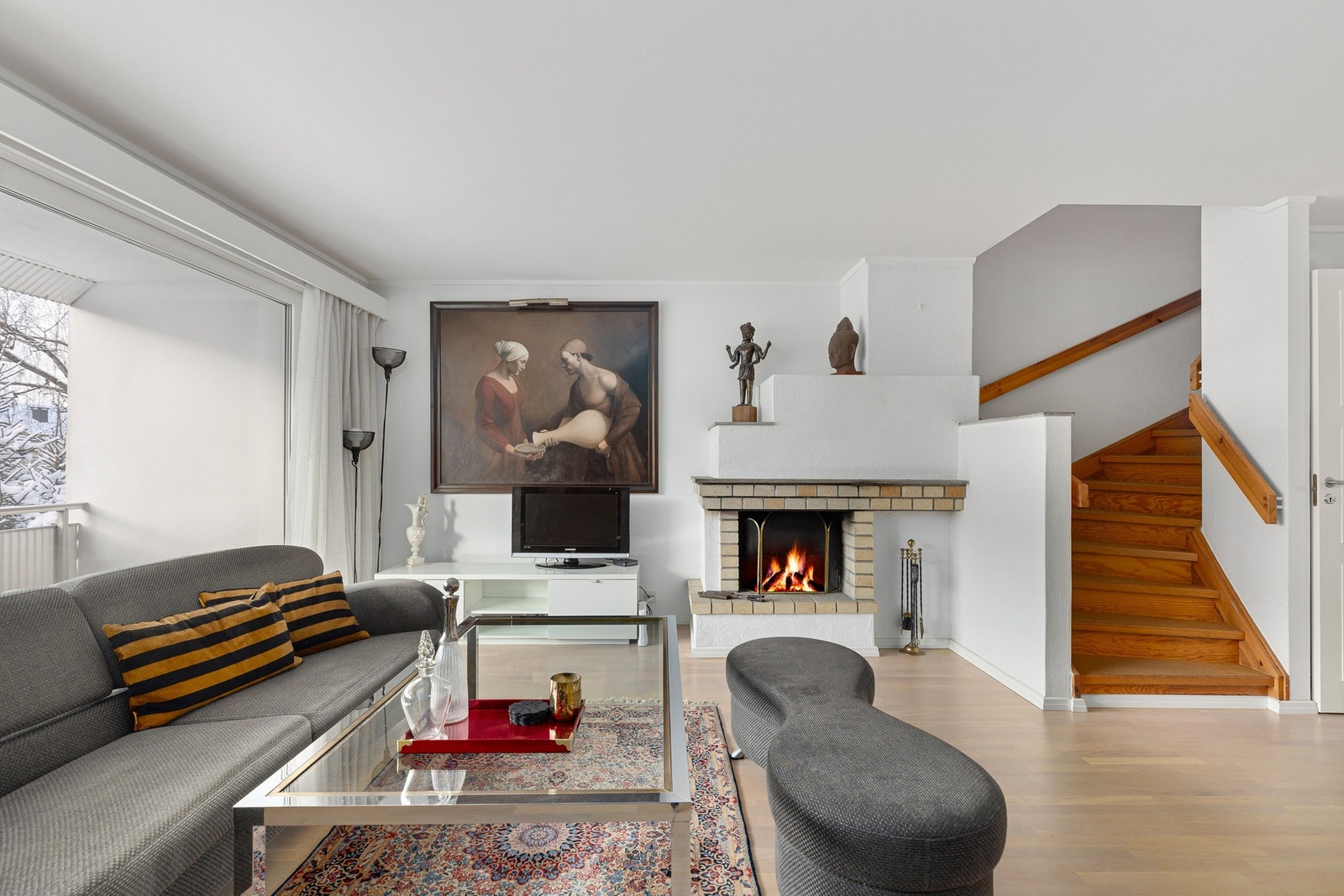 Stuen har en fin utforming med god plass til både en sofagruppe og et spisebord. Galleribilde