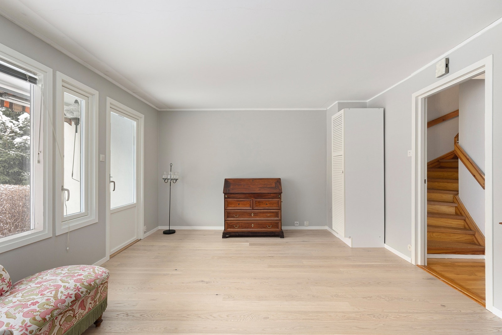 Lys og romslig kjellerstue i underetasjen passer helt perfekt som en hobbystue, TV-stue eller ungdomsstue. Ny enstavs eikeparkett, nye lister og nymalt i desember 2025. Galleribilde